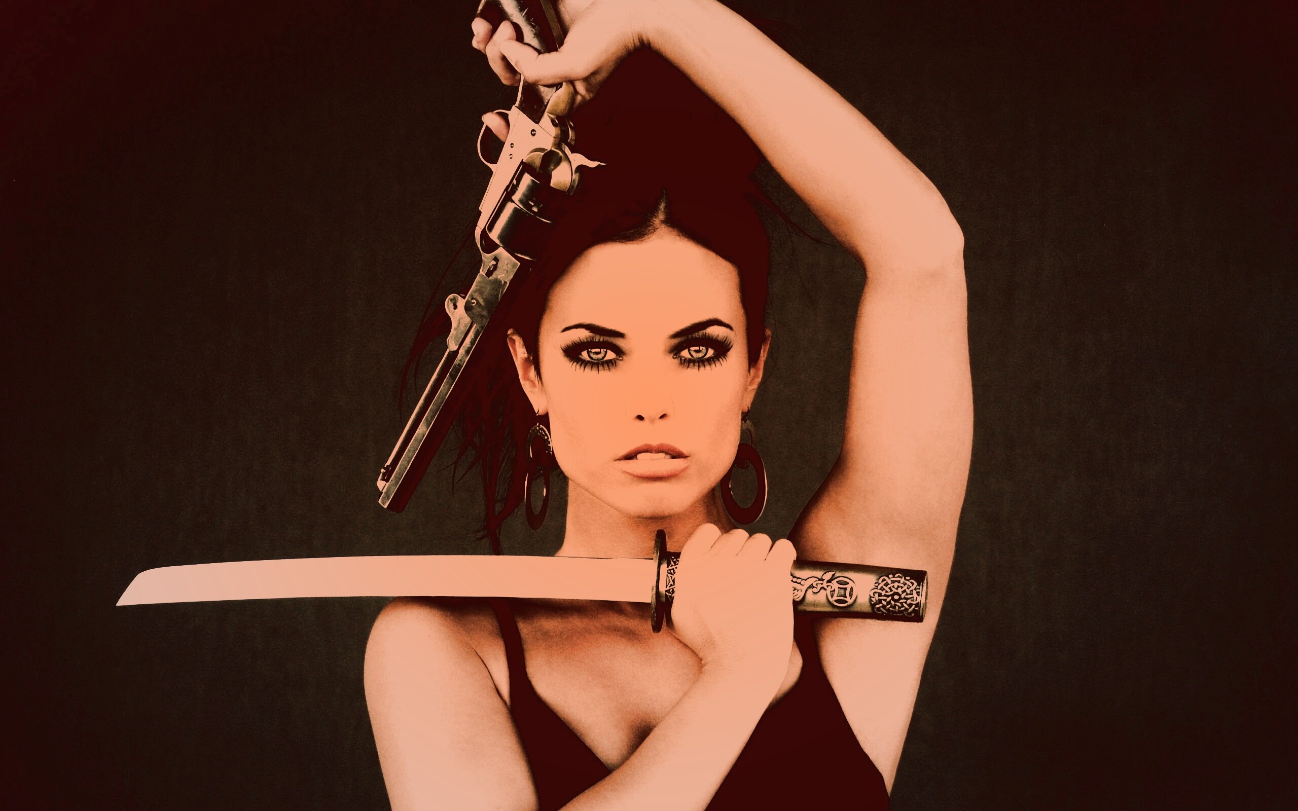 Девушка с мечом и пистолетом обои