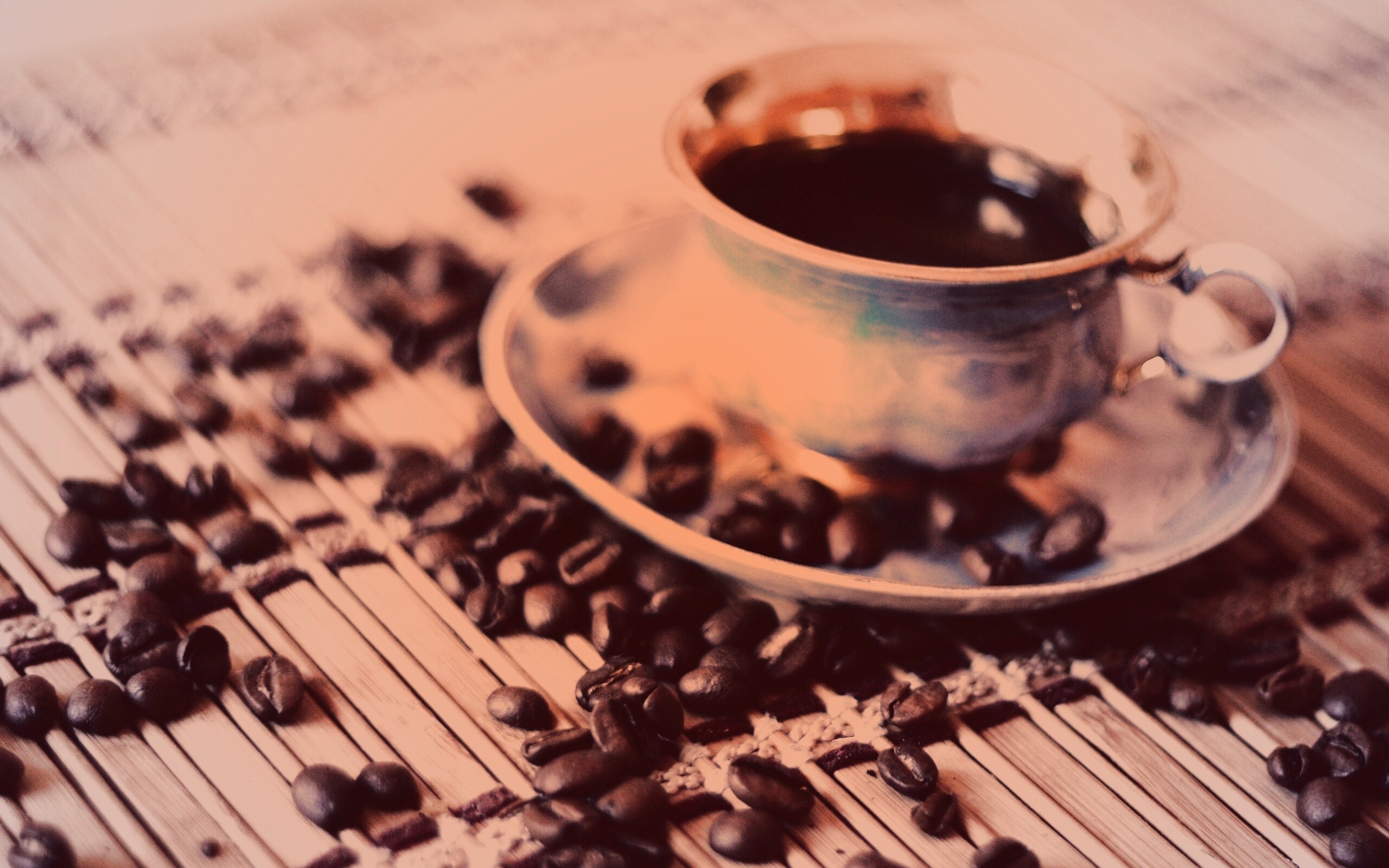 Чашка кофе и немного зерен обои