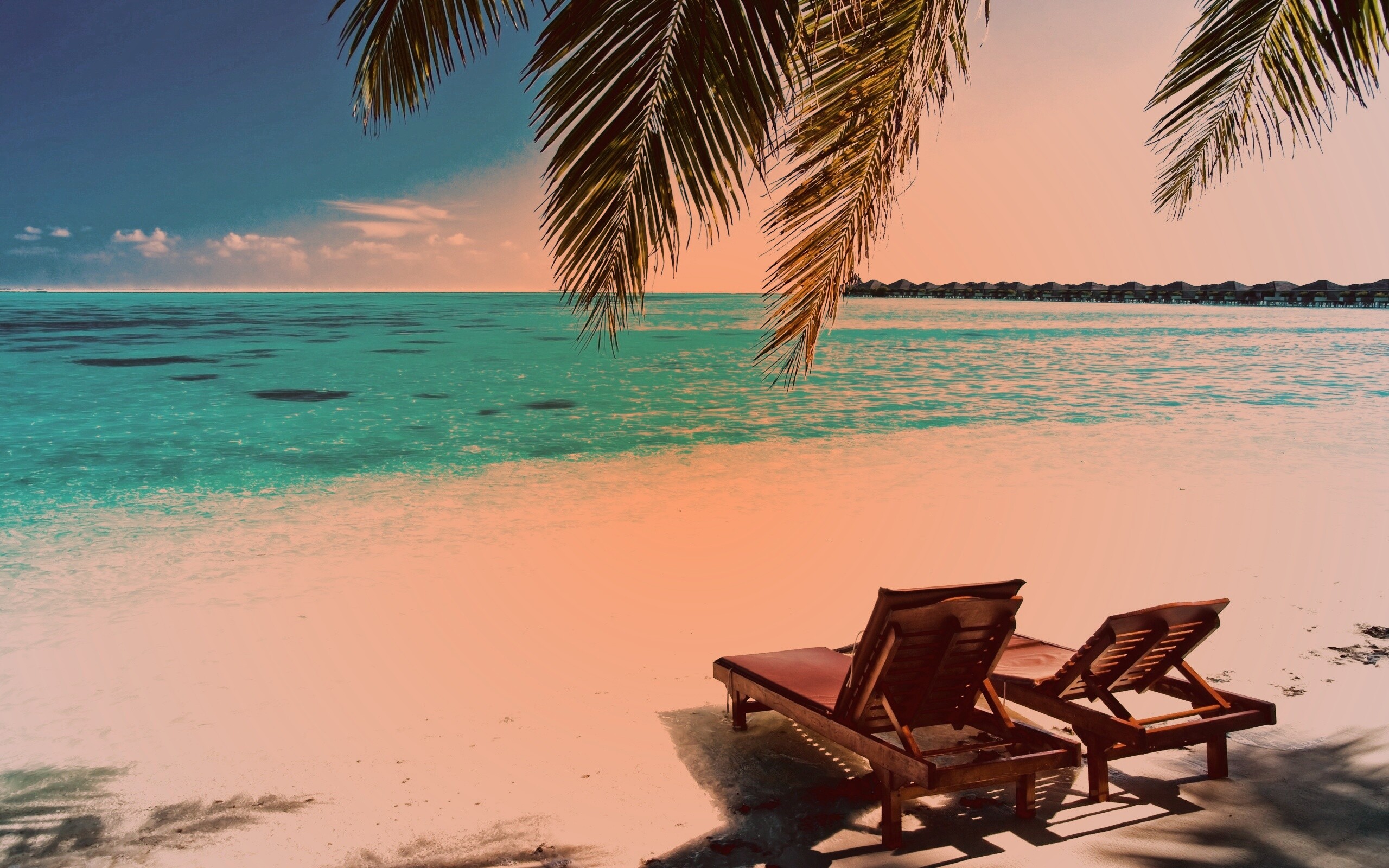 Шезлонги у самой воды обои