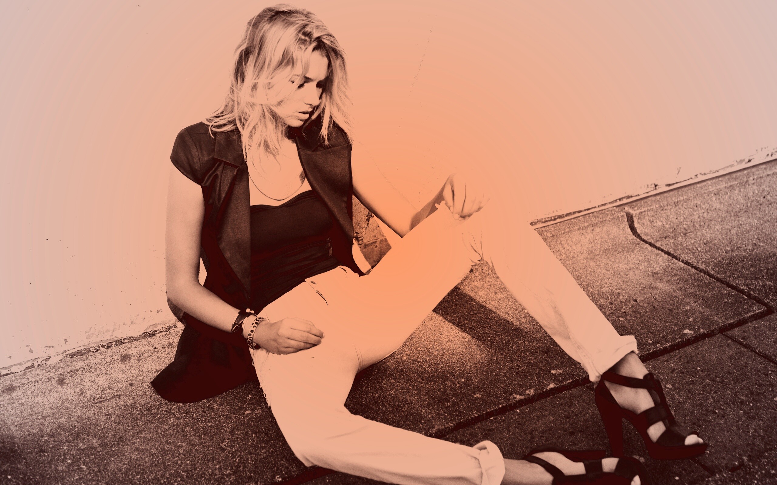 Девушка у стены обои