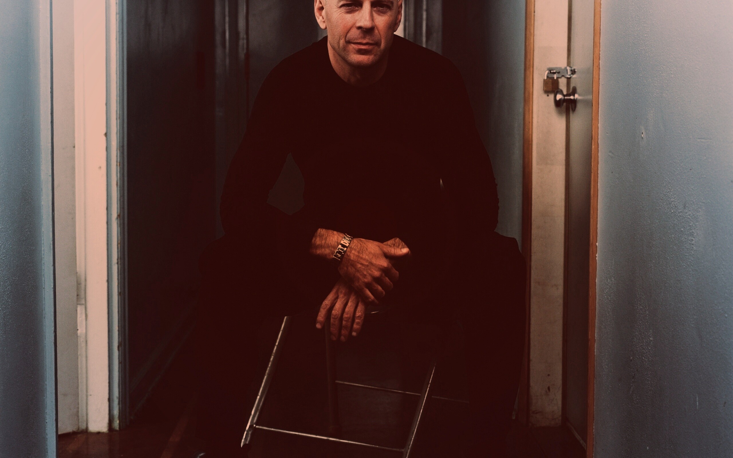 Брюс Уиллис на раскладном стуле обои