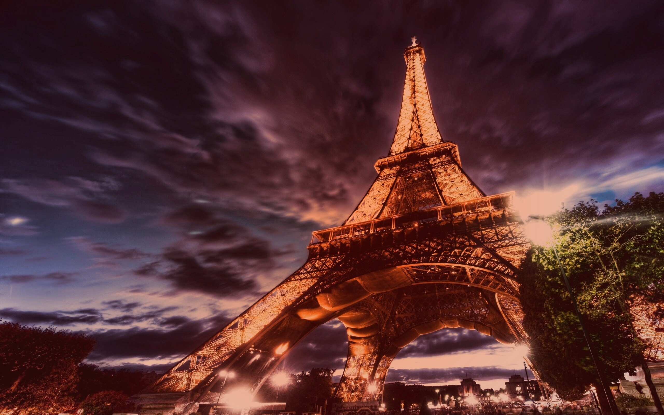 Вид снизу на Эйфелеву башню обои