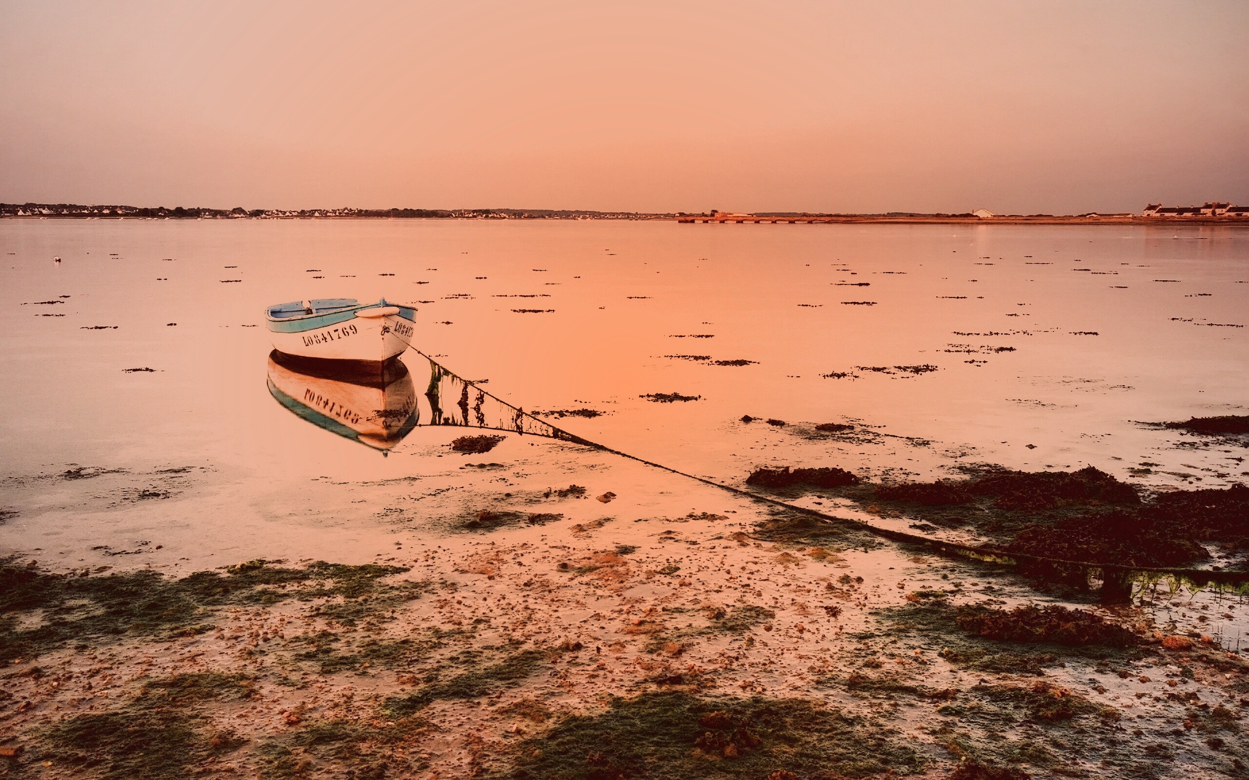 Лодка на илистом берегу обои