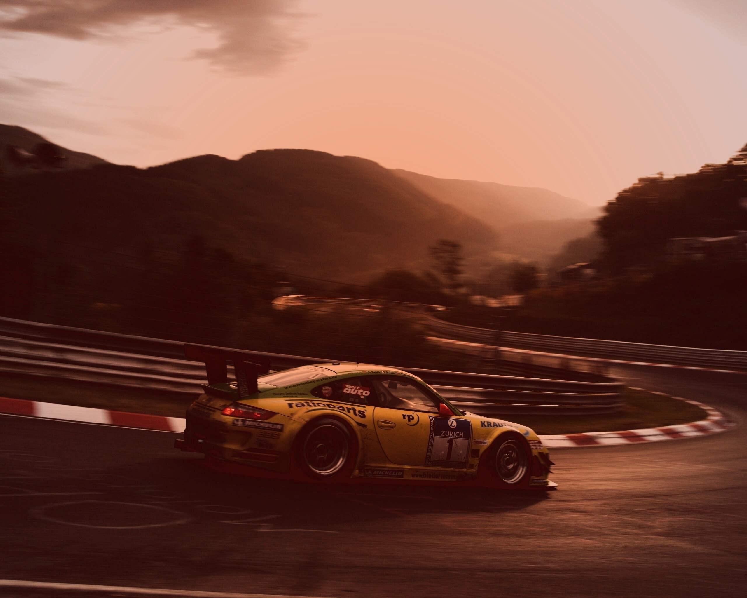 Гоночный Порше на треке обои