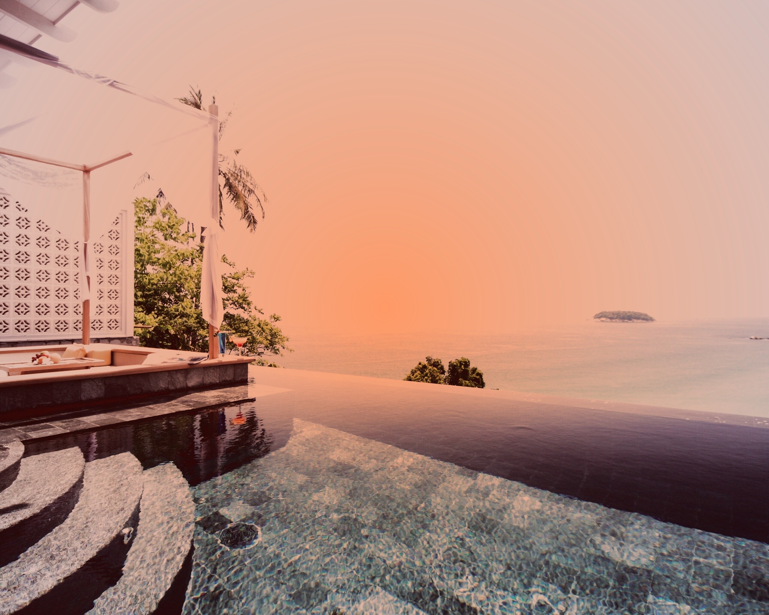 Бассейн на берегу моря обои