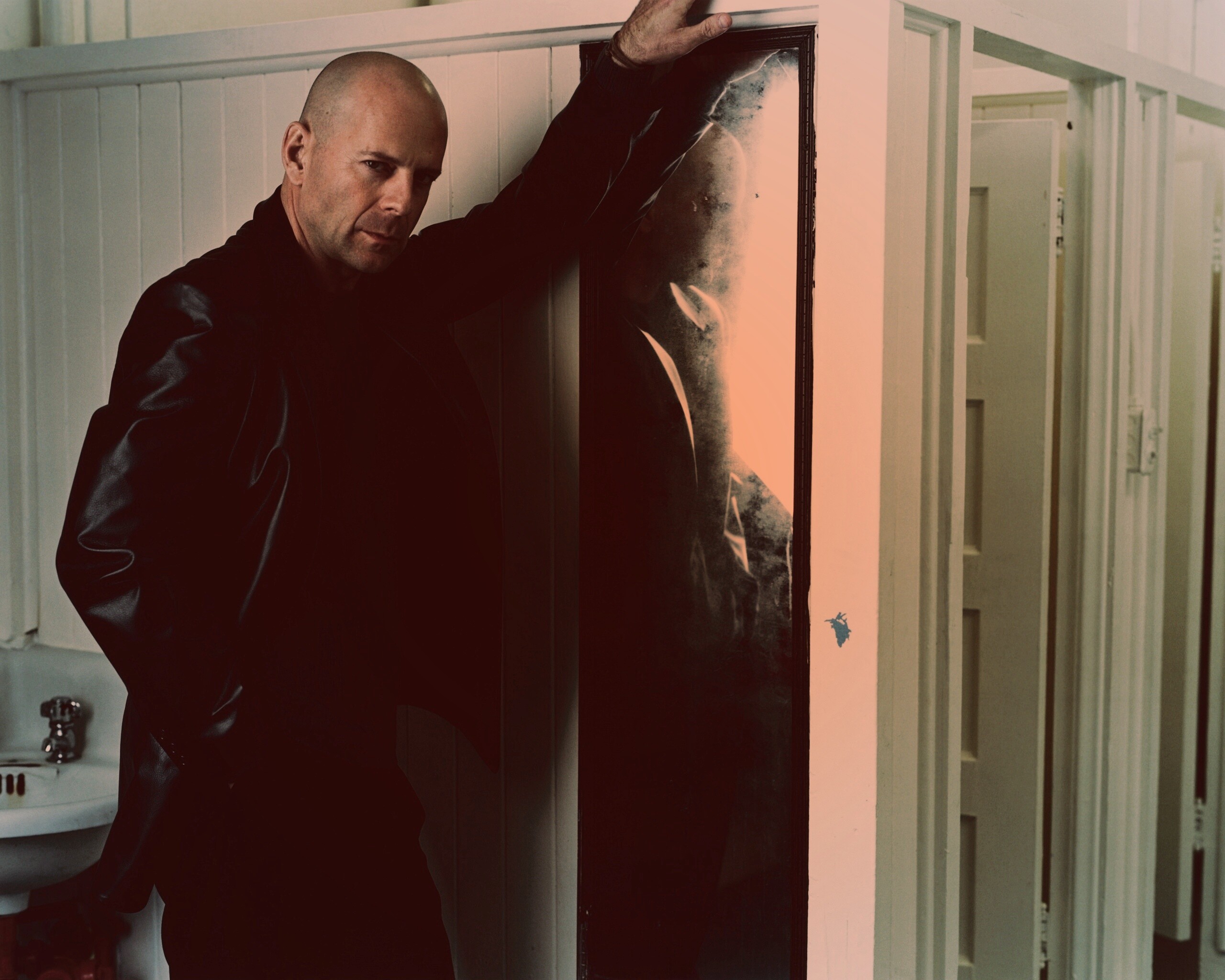 Брюс Уиллис у зеркала обои