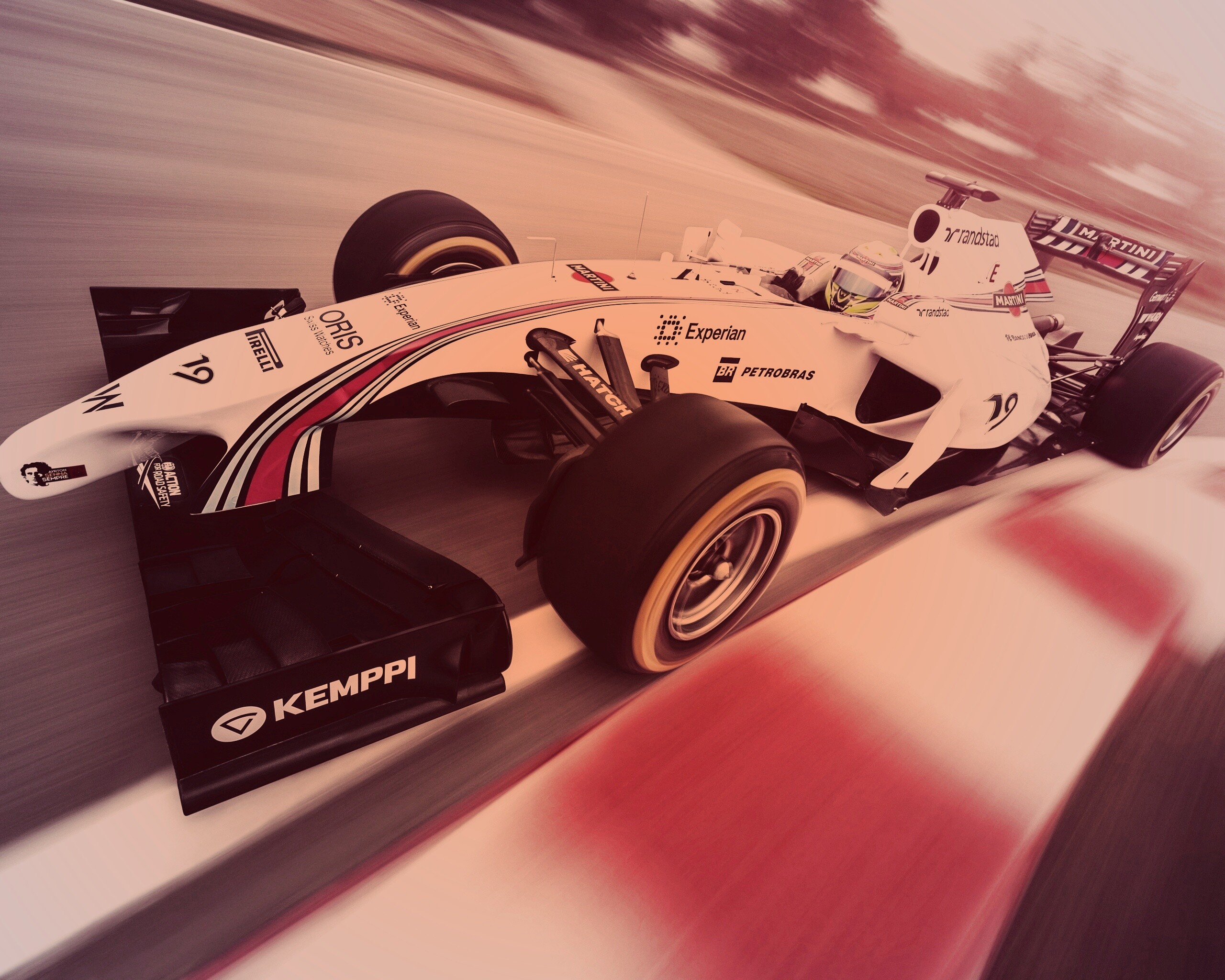 Гоночный болид F1 обои