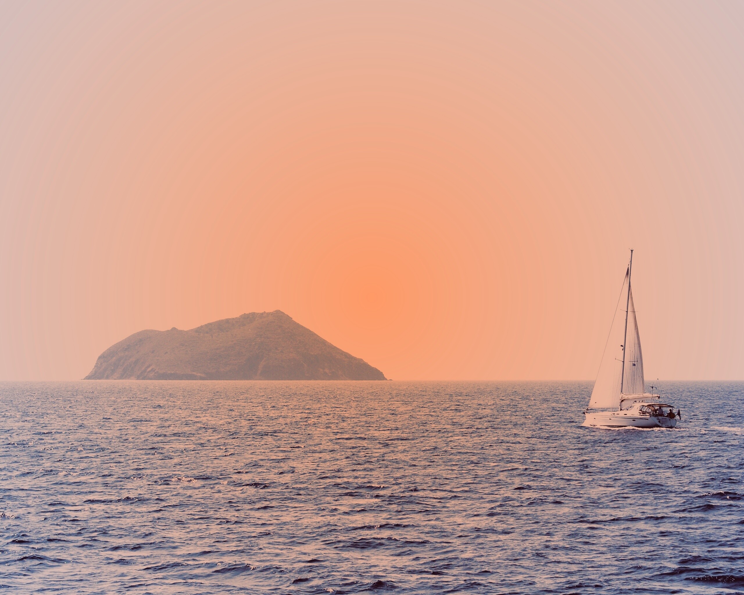 Яхта в море обои