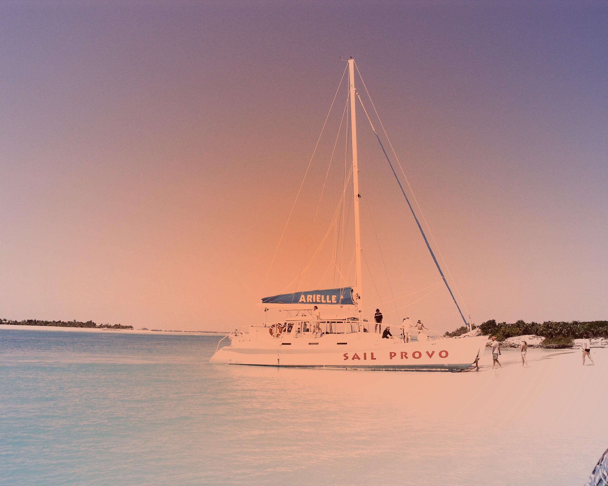 Яхта в голубой лагуне обои