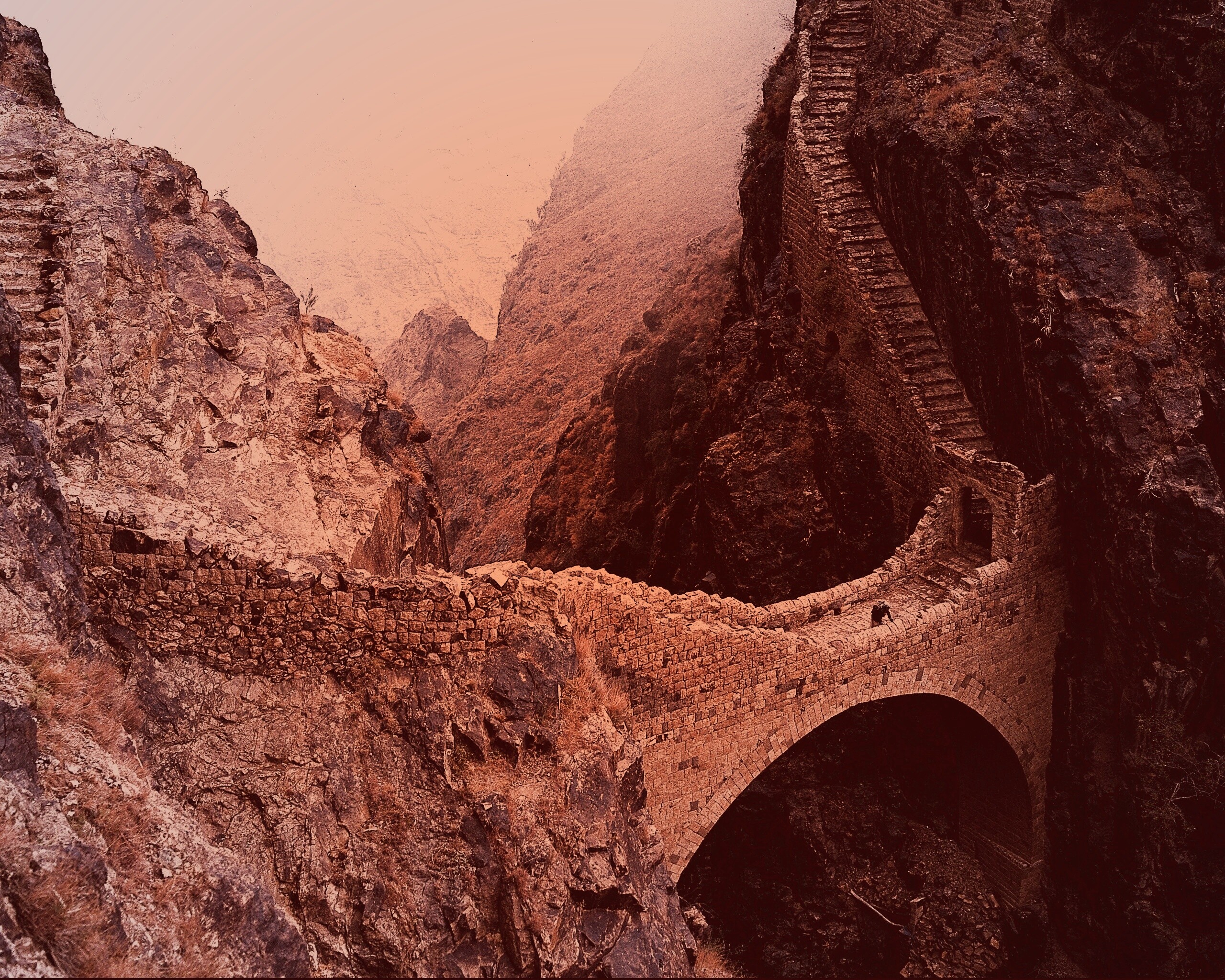 Путь в скалах обои