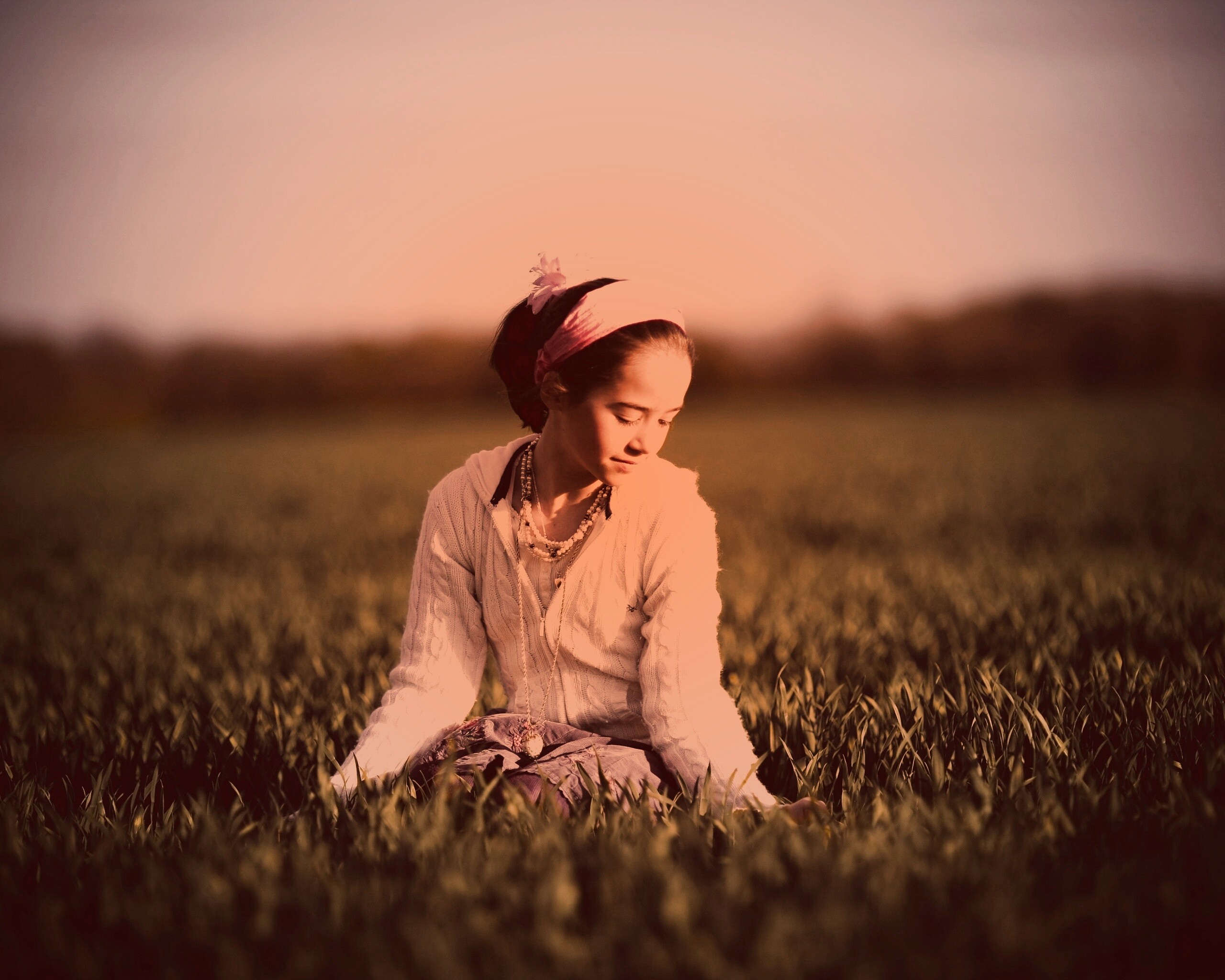 Девочка на траве обои