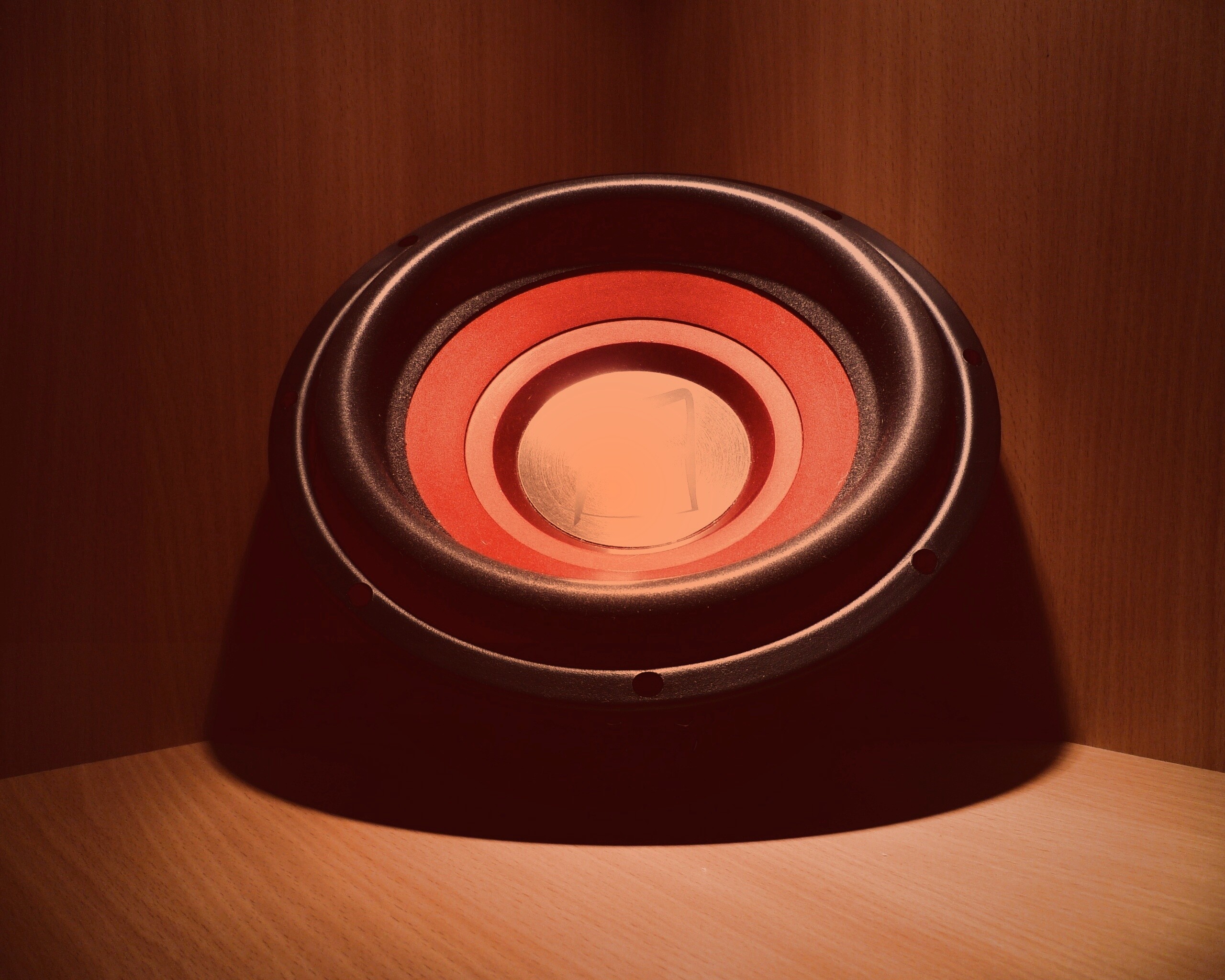 Сабвуфер в углу обои