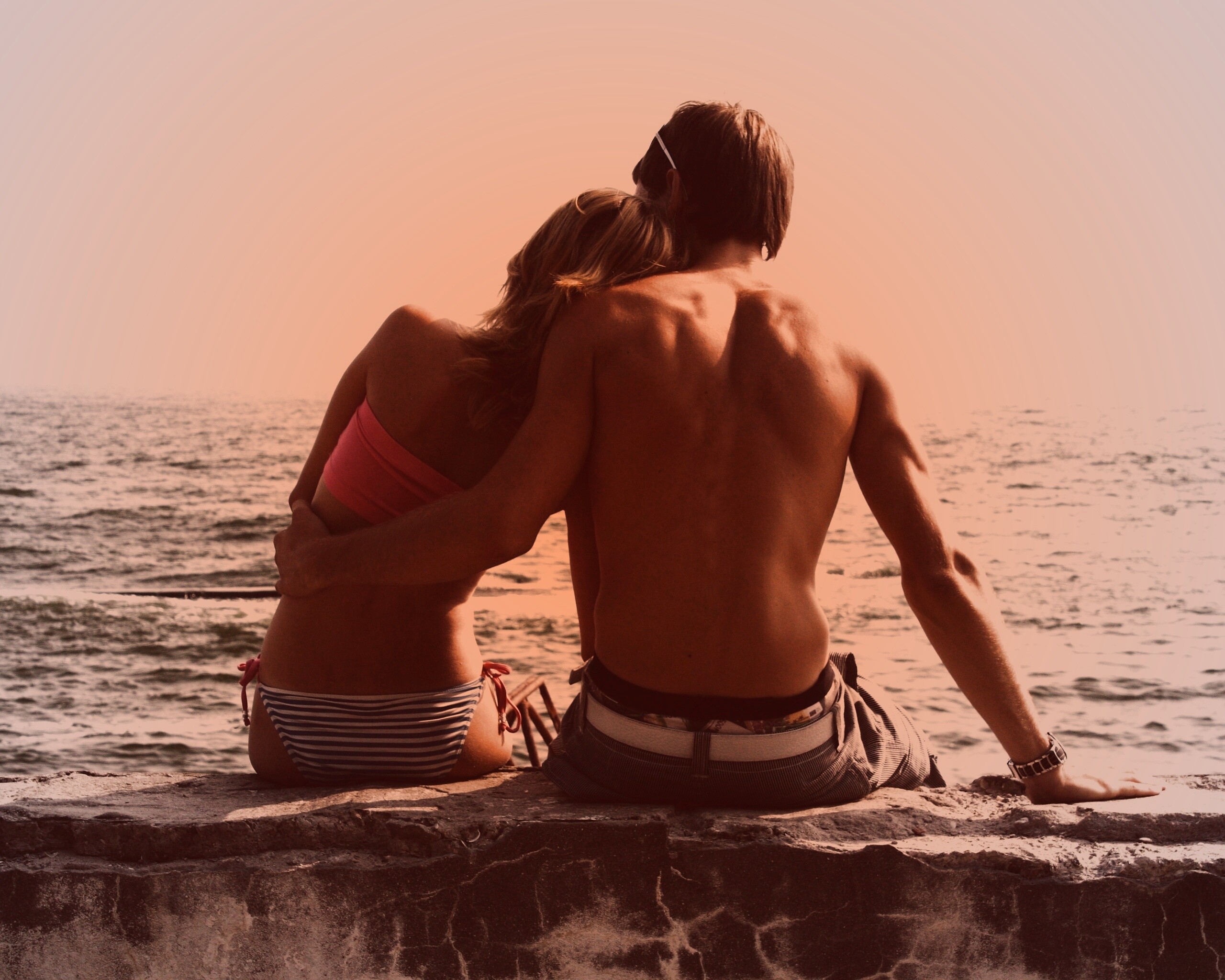 Девушка и парень у моря обои