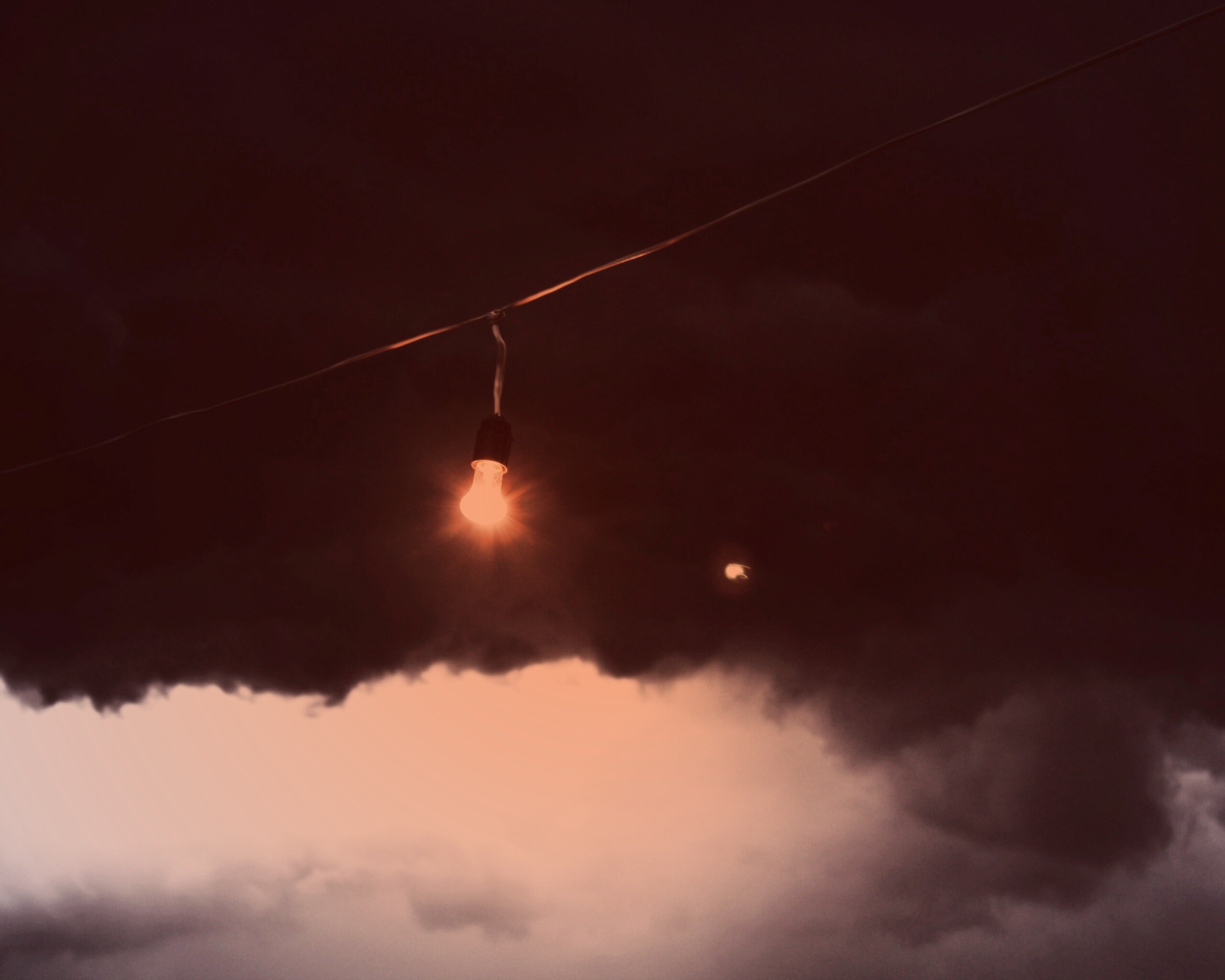 Лампочка на фоне туч обои