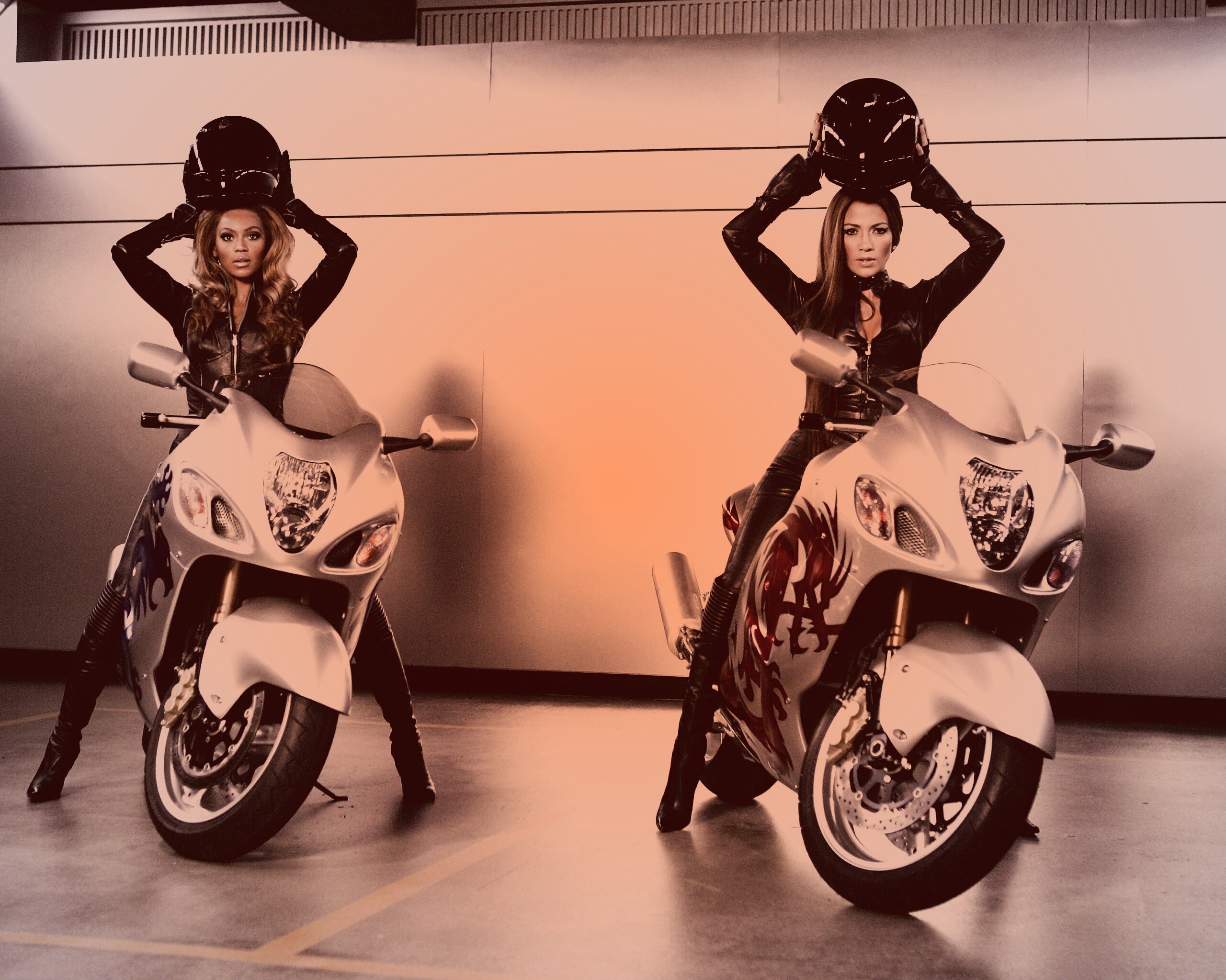 Бейонсе и Джей Ло на мотоциклах обои