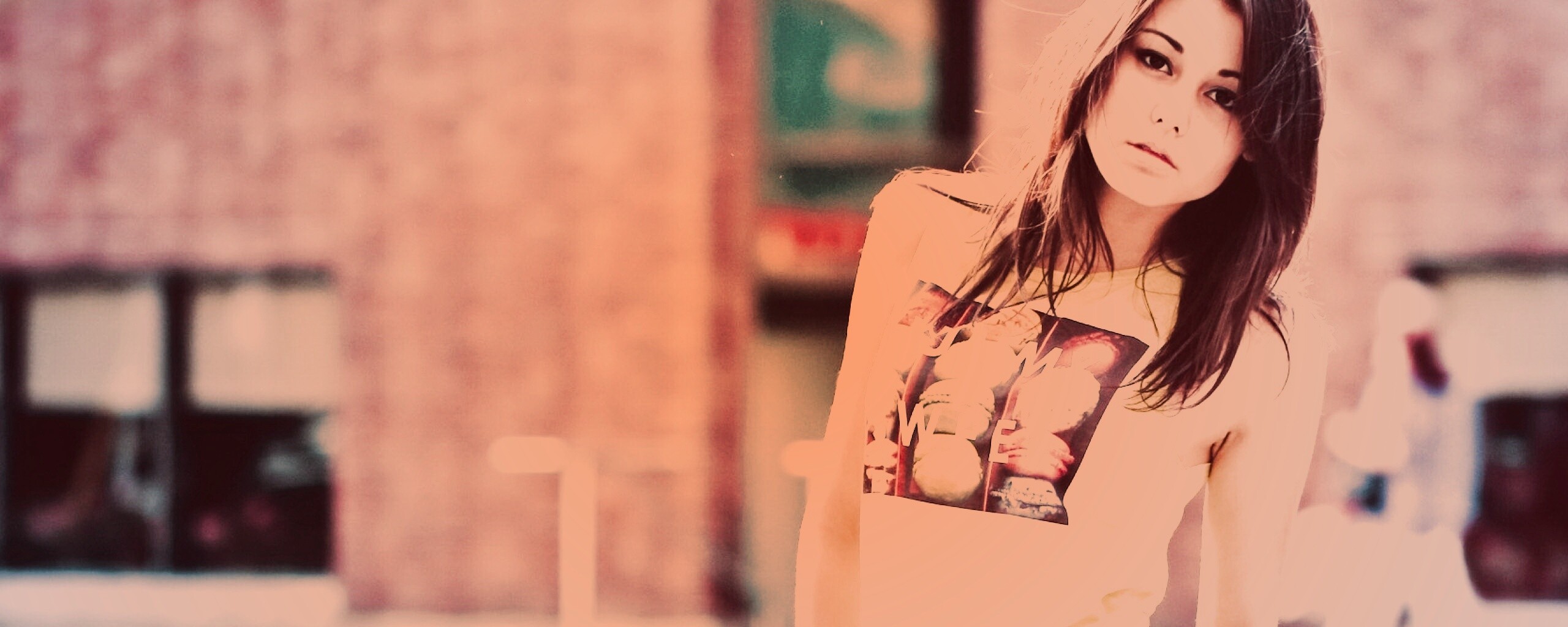 Молодая девушка в городе обои