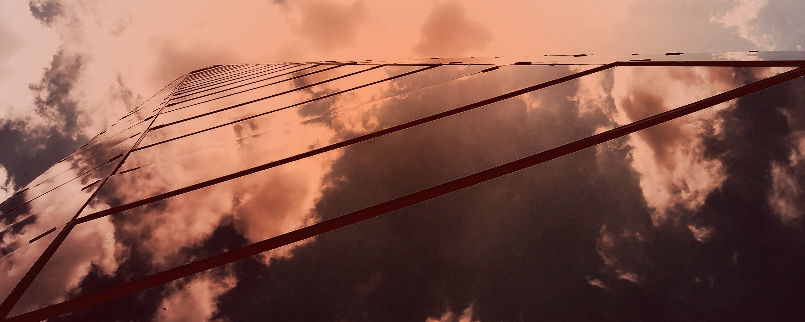 Стеклянный небоскреб уходящий в небо обои