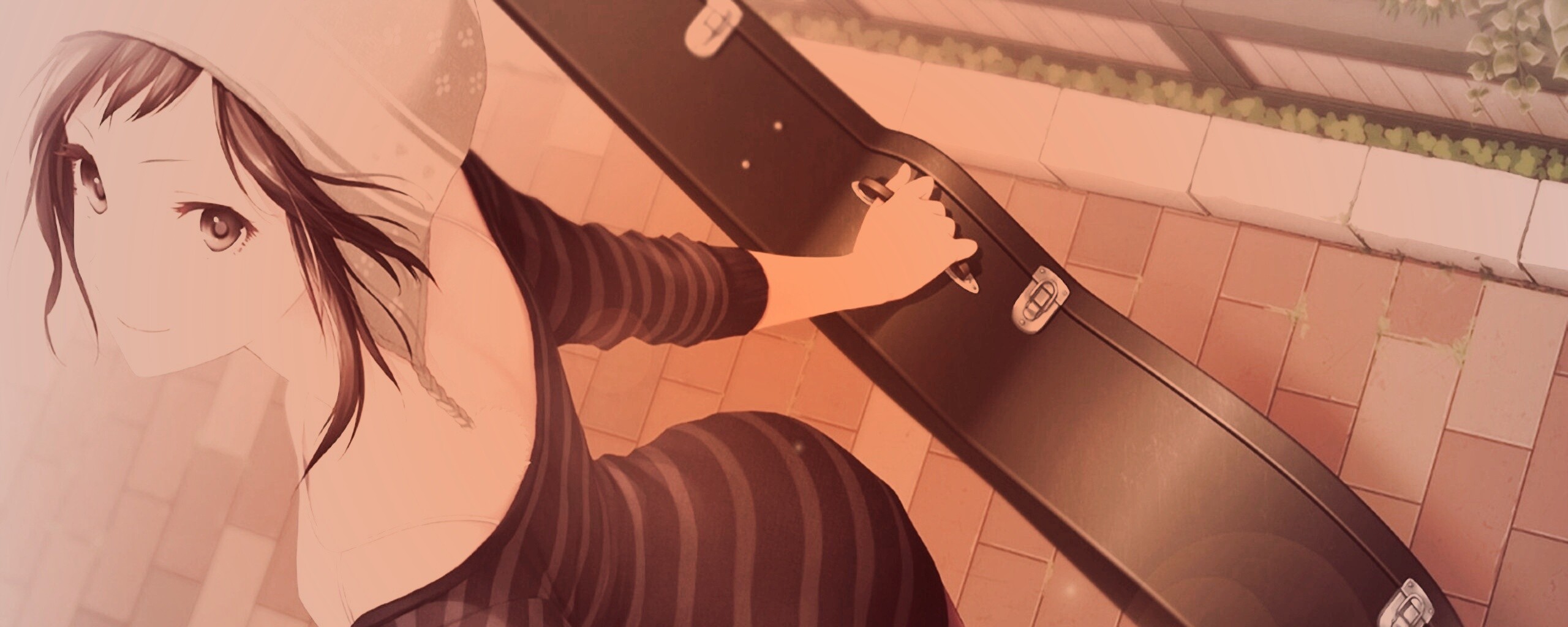 Девушка с гитарным чехлом обои