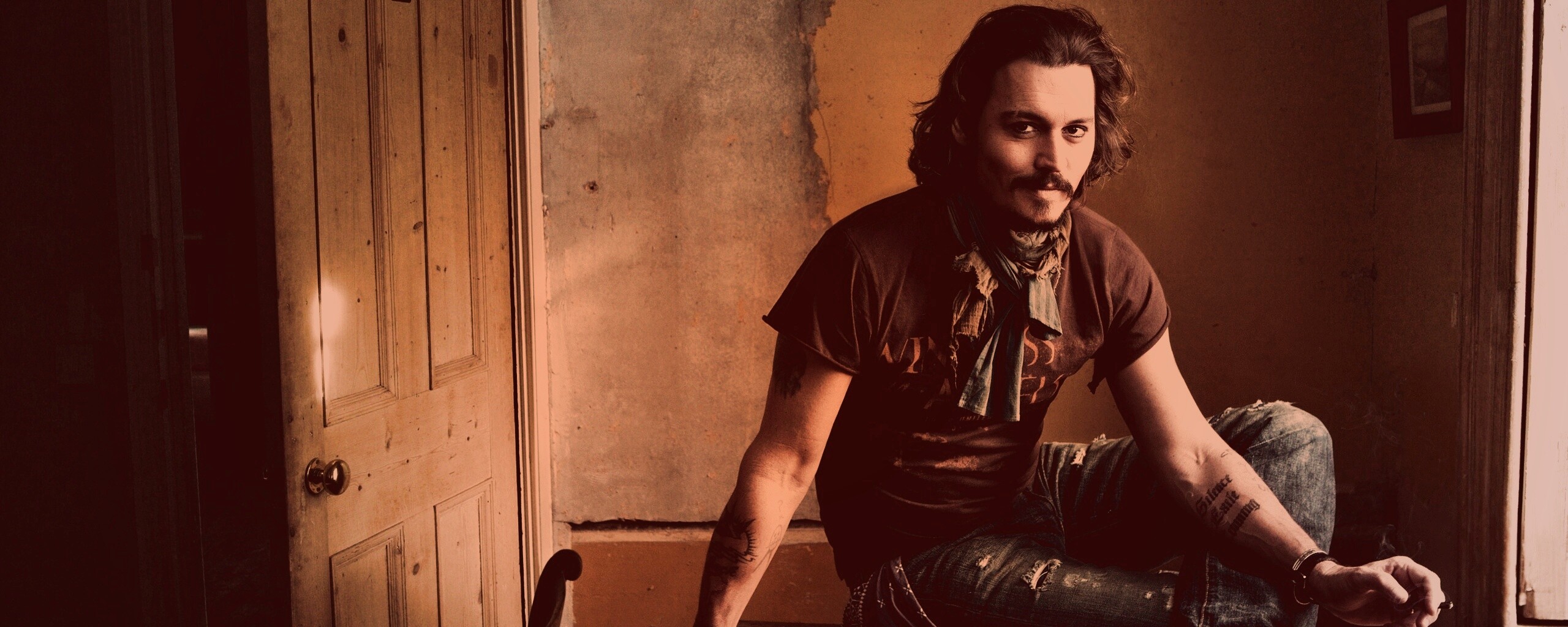 Джонни Депп на столе обои