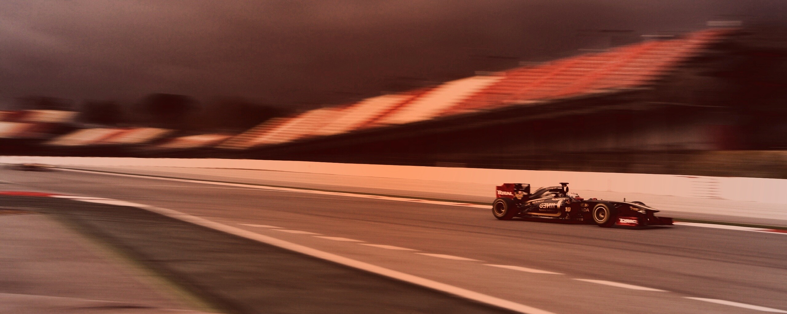 Болид на треке обои