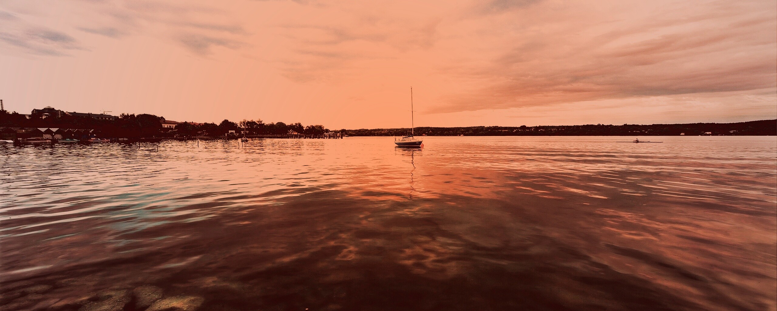 Яхта на озере обои