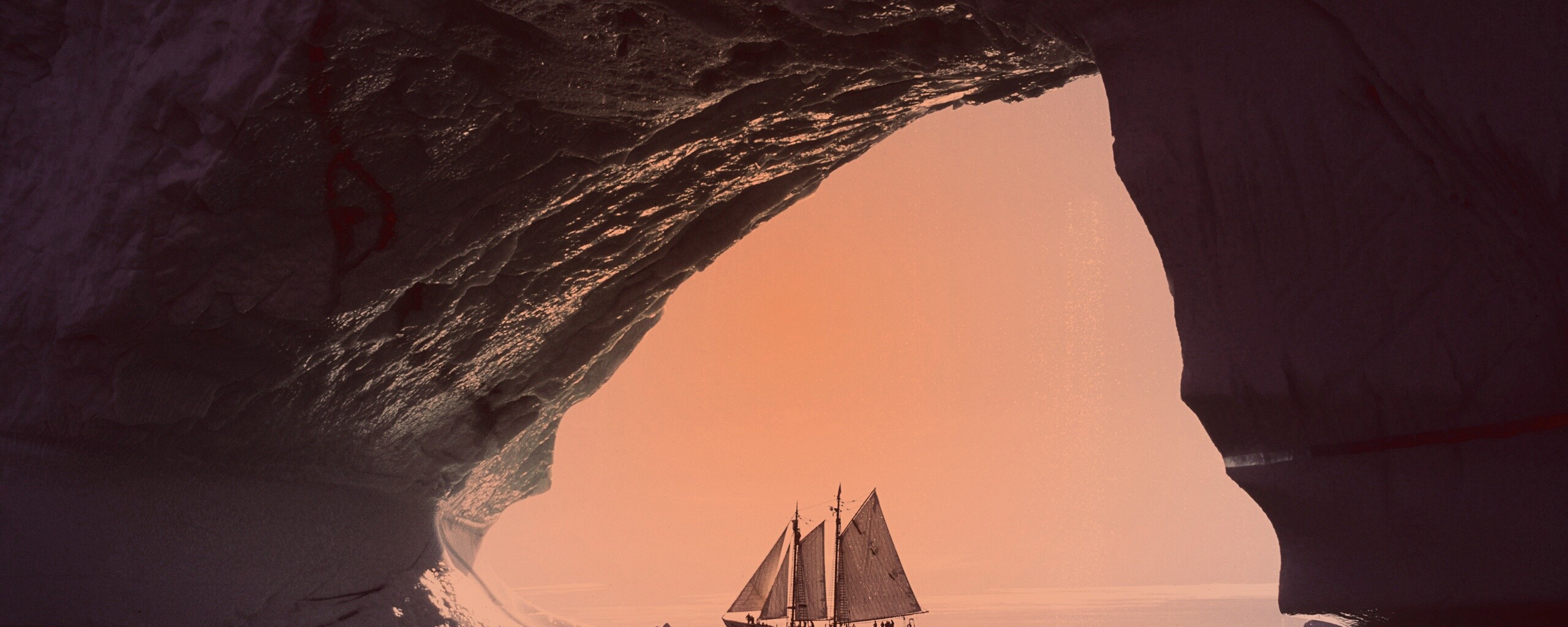Парусник под ледяной аркой обои