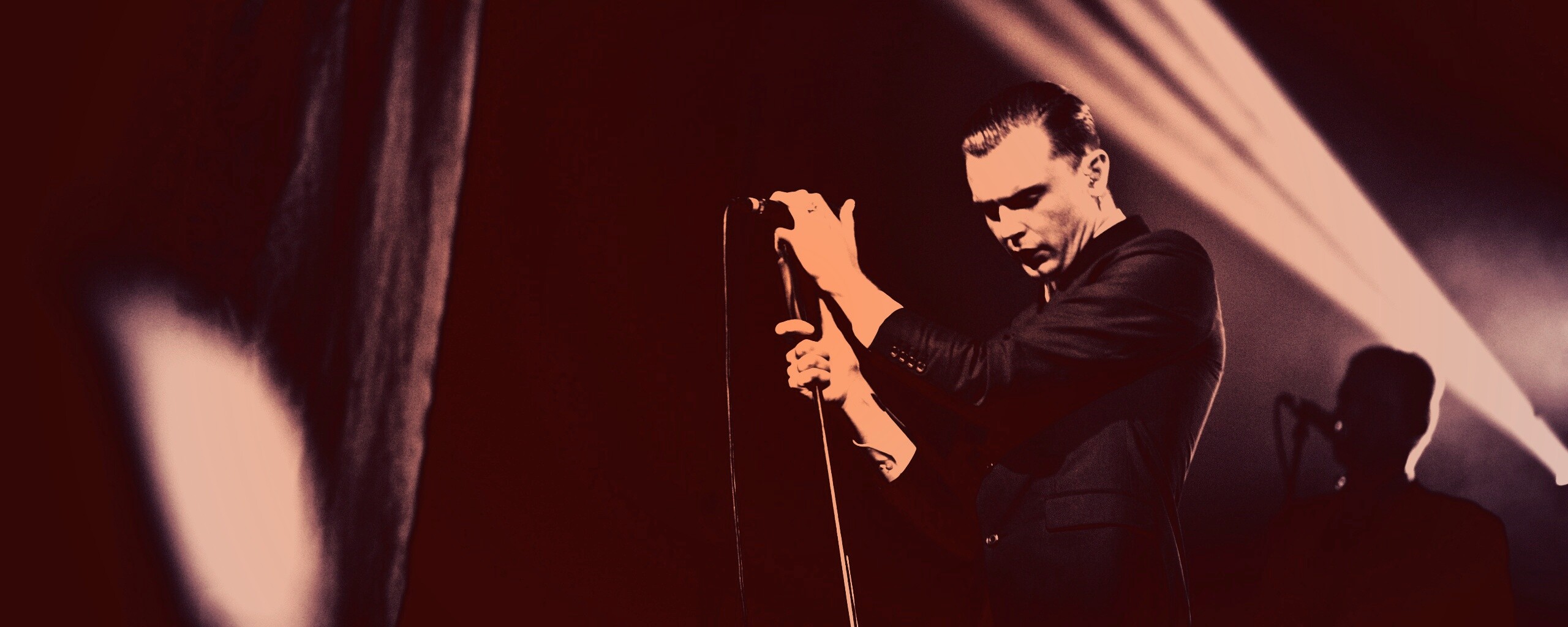 Тео Хатчкрафт на сцене обои