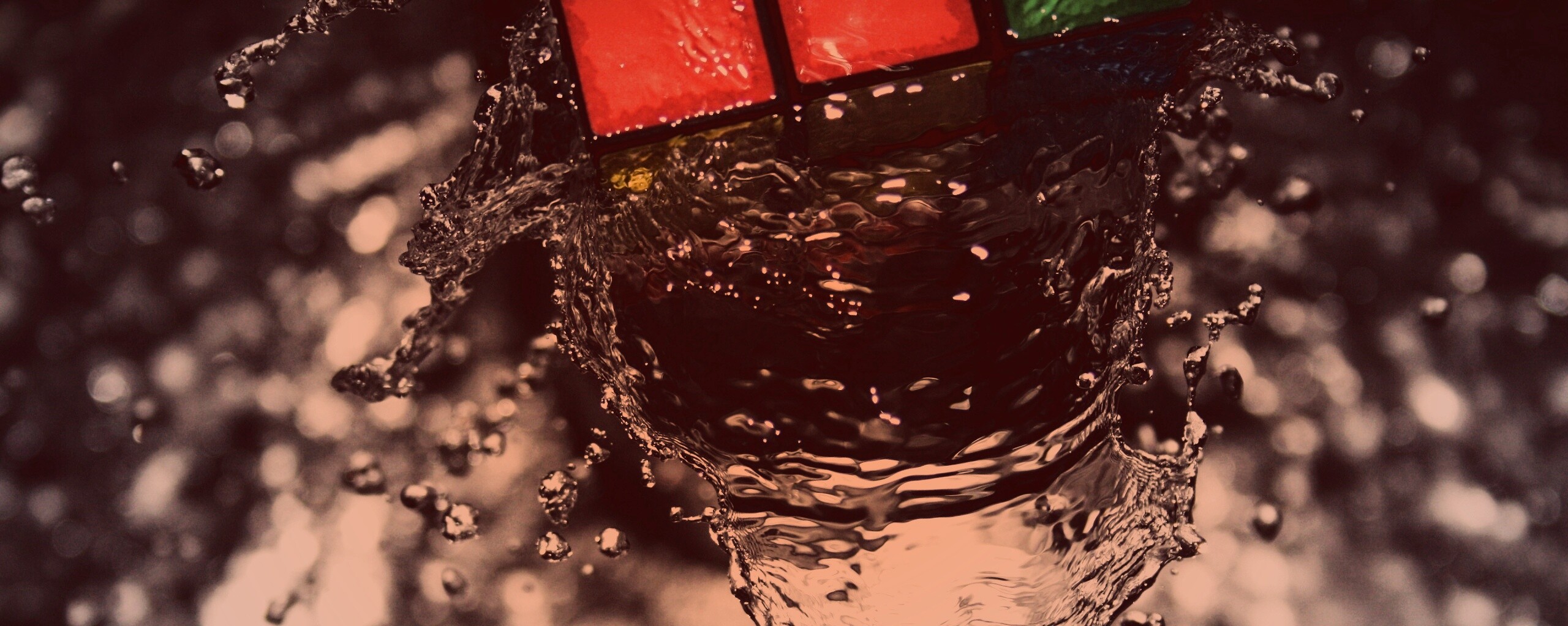 Кубик рубика в воде обои