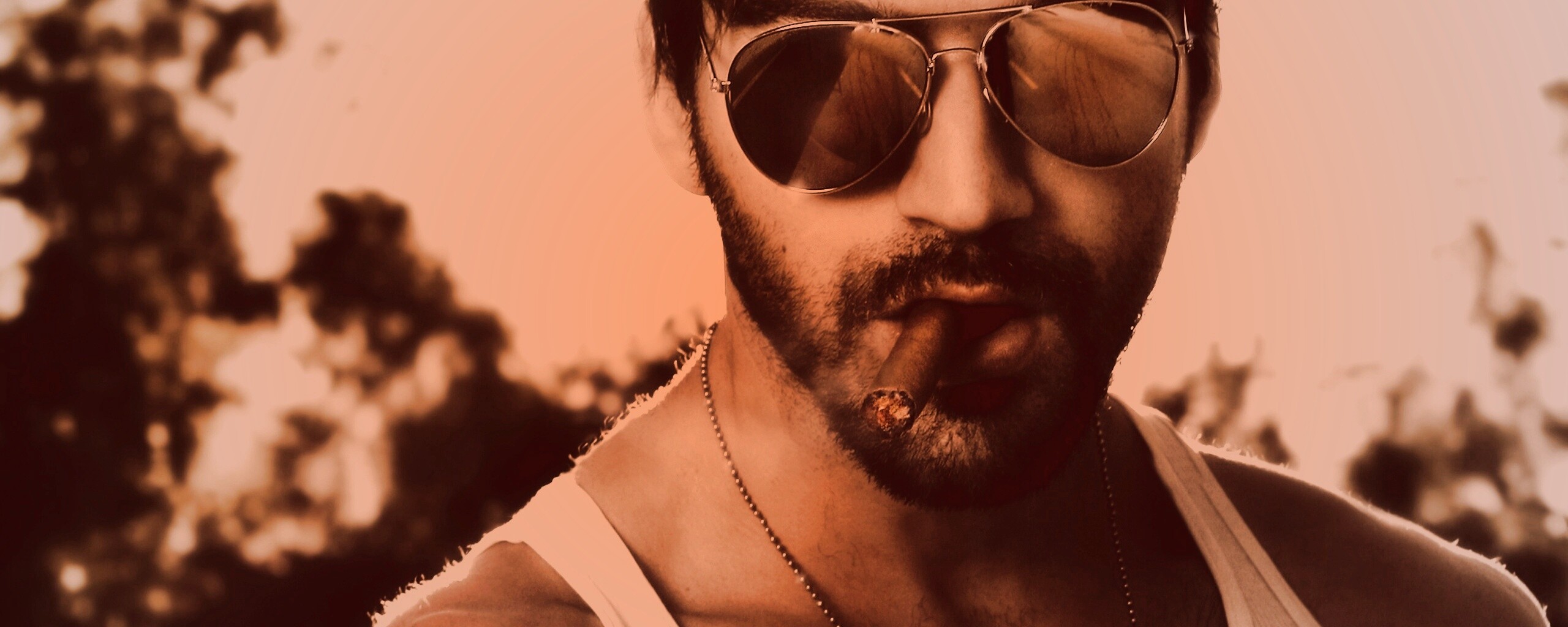 Суровый парень с сигарой обои