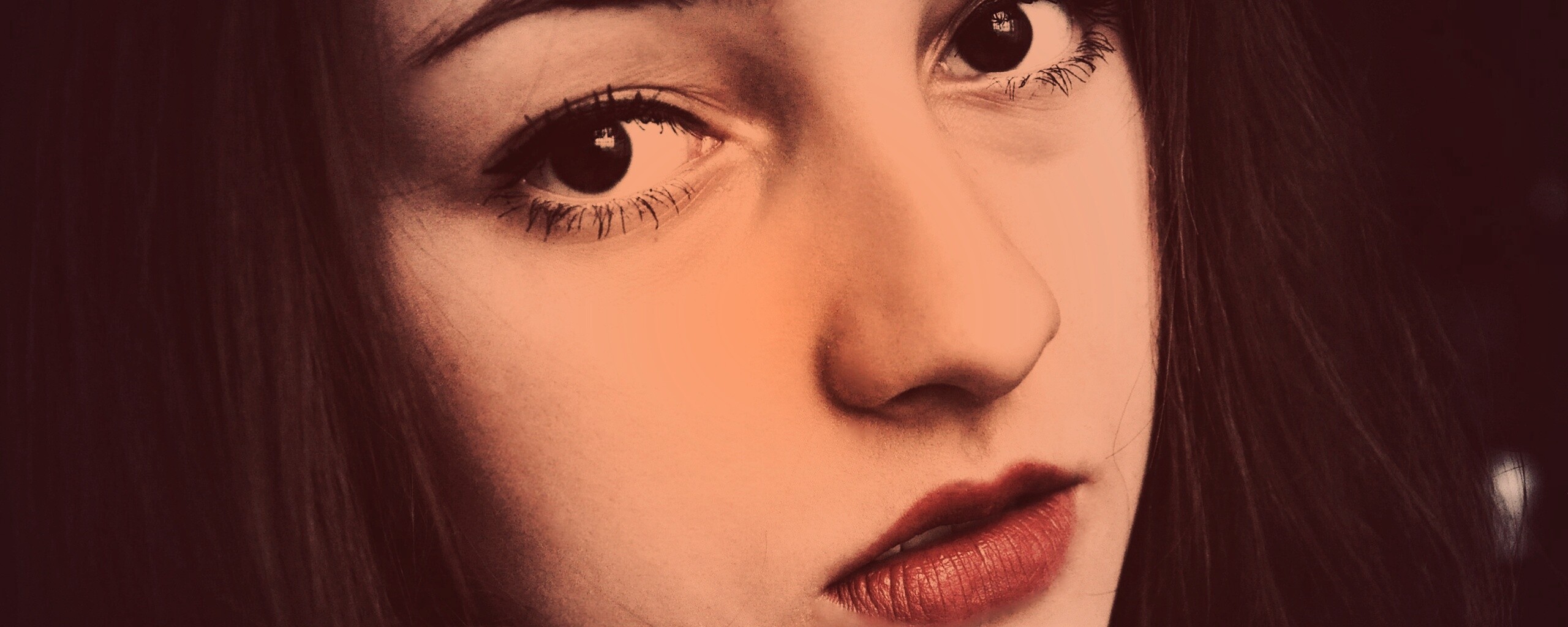 Брюнетка с ярким макияжем и печальным лицом обои