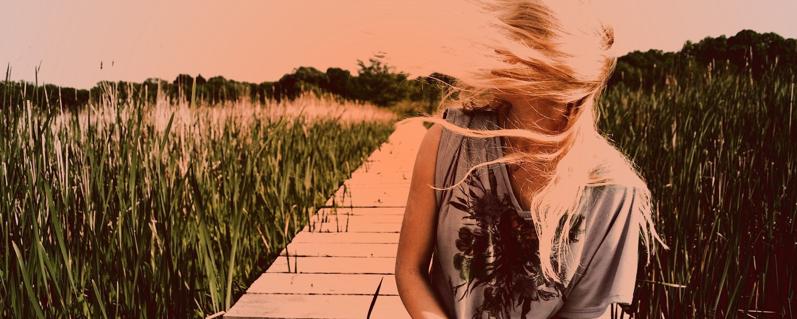 Девушка и ветер обои