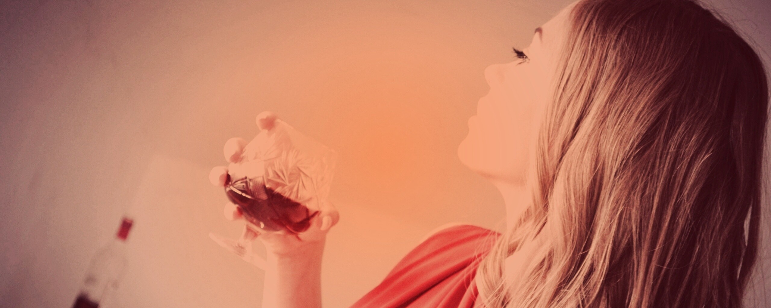 Девушка с бокалом обои