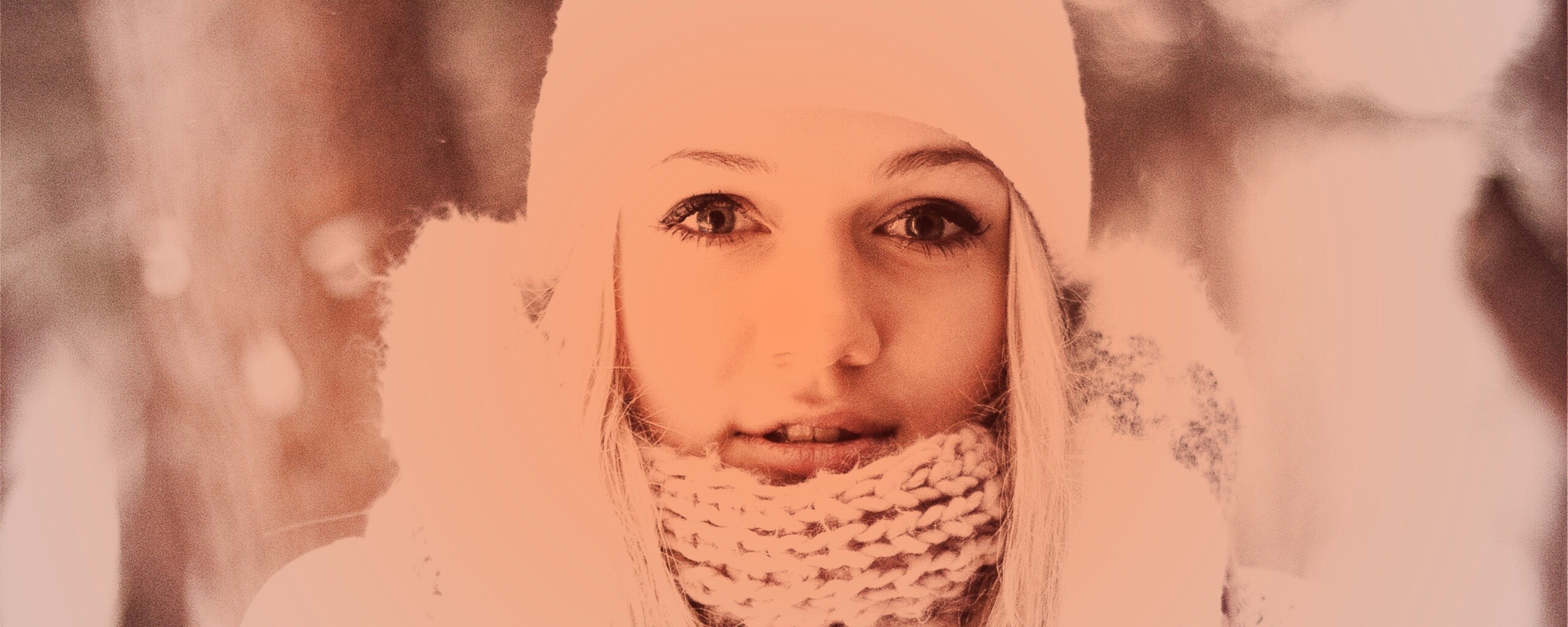 Девушка в белом в снежном лесу обои