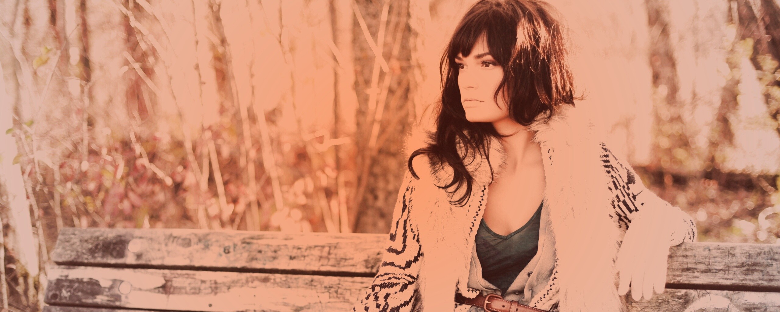 Красивая девушка сидит на скамейке обои