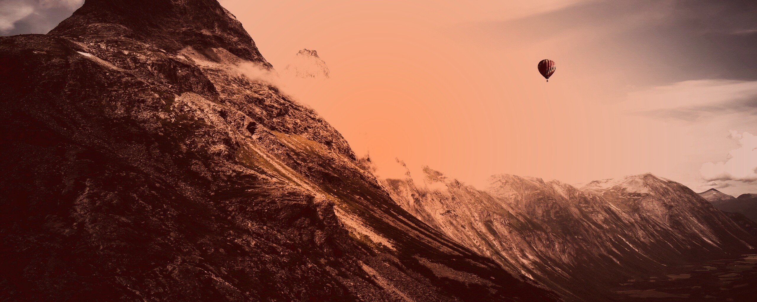 Воздушный шар в горах обои