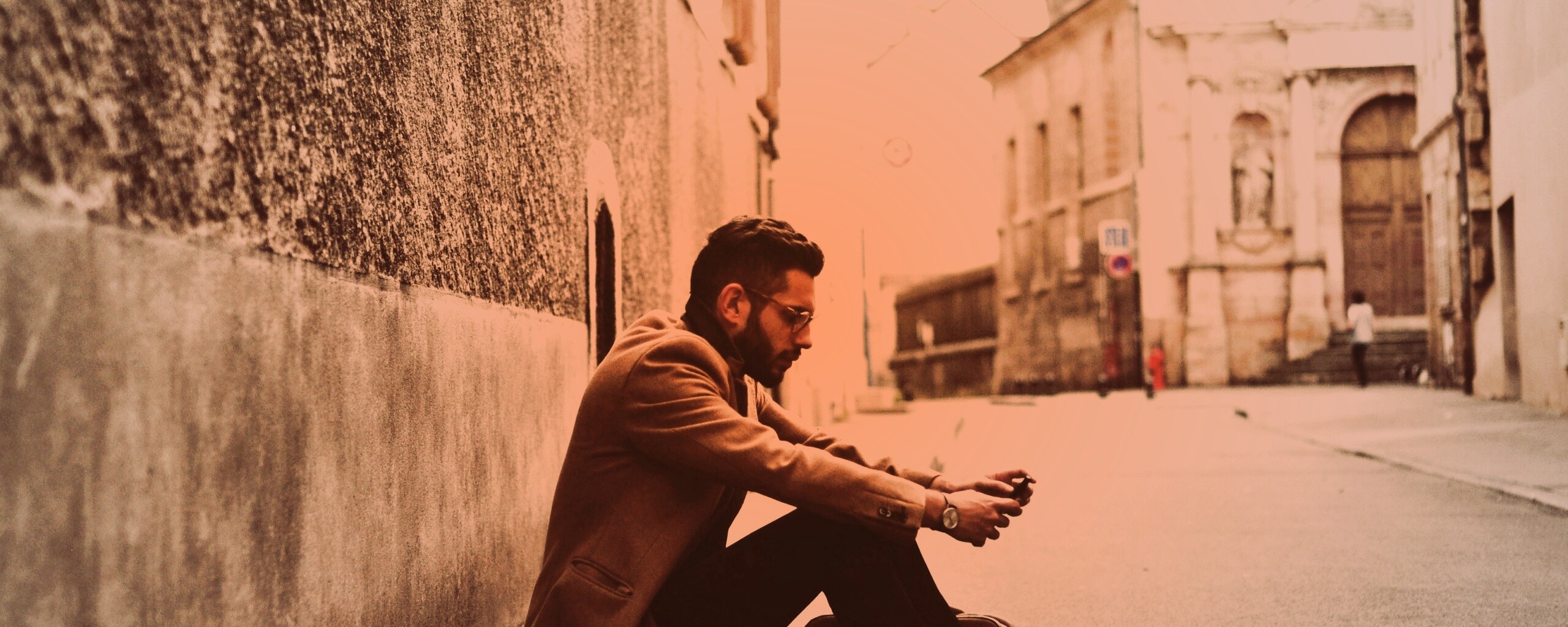 Хипстер с телефоном обои