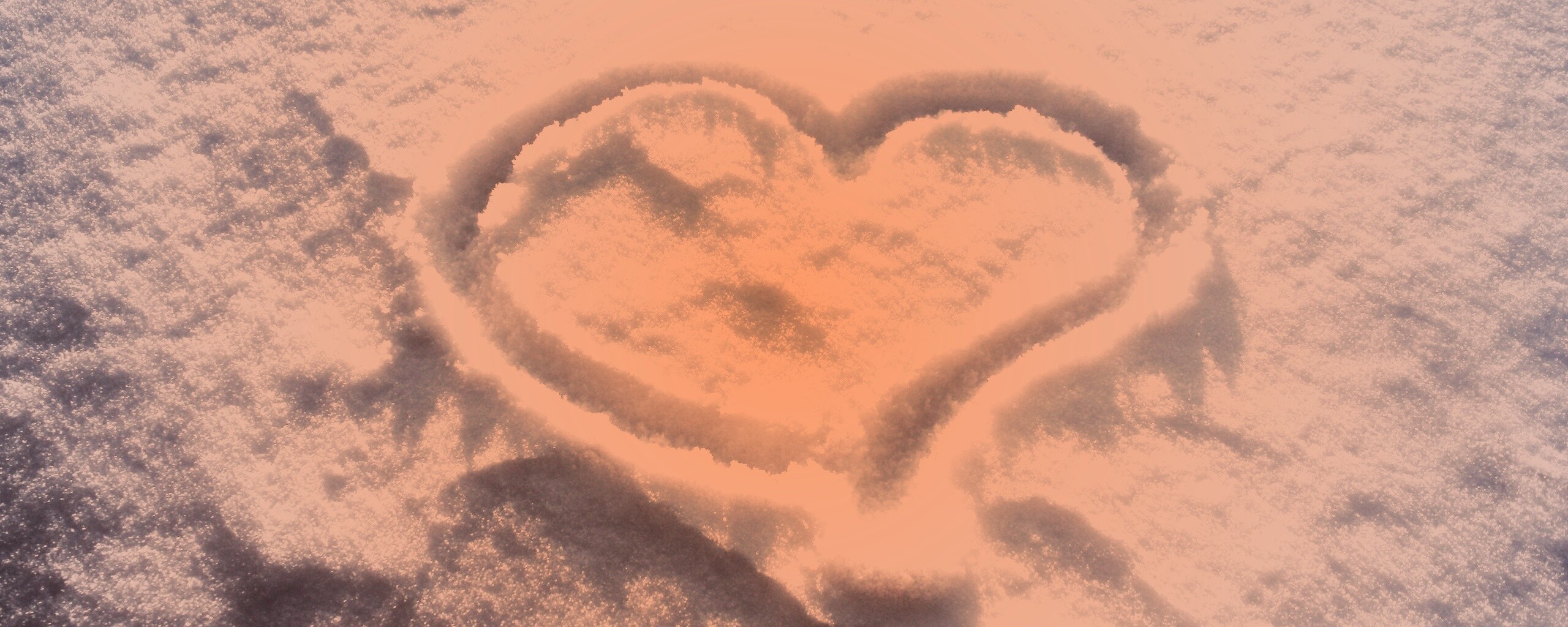 Сердечко на снегу обои