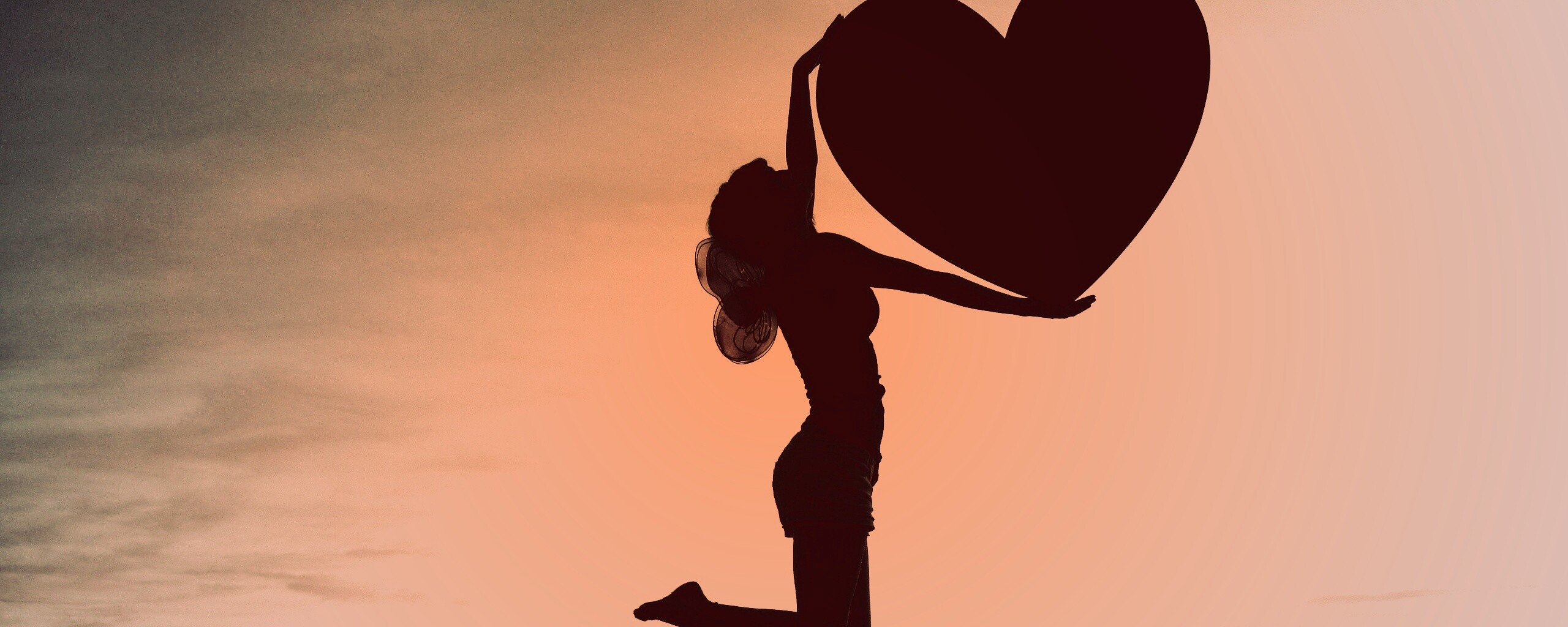 С сердцем в руках обои