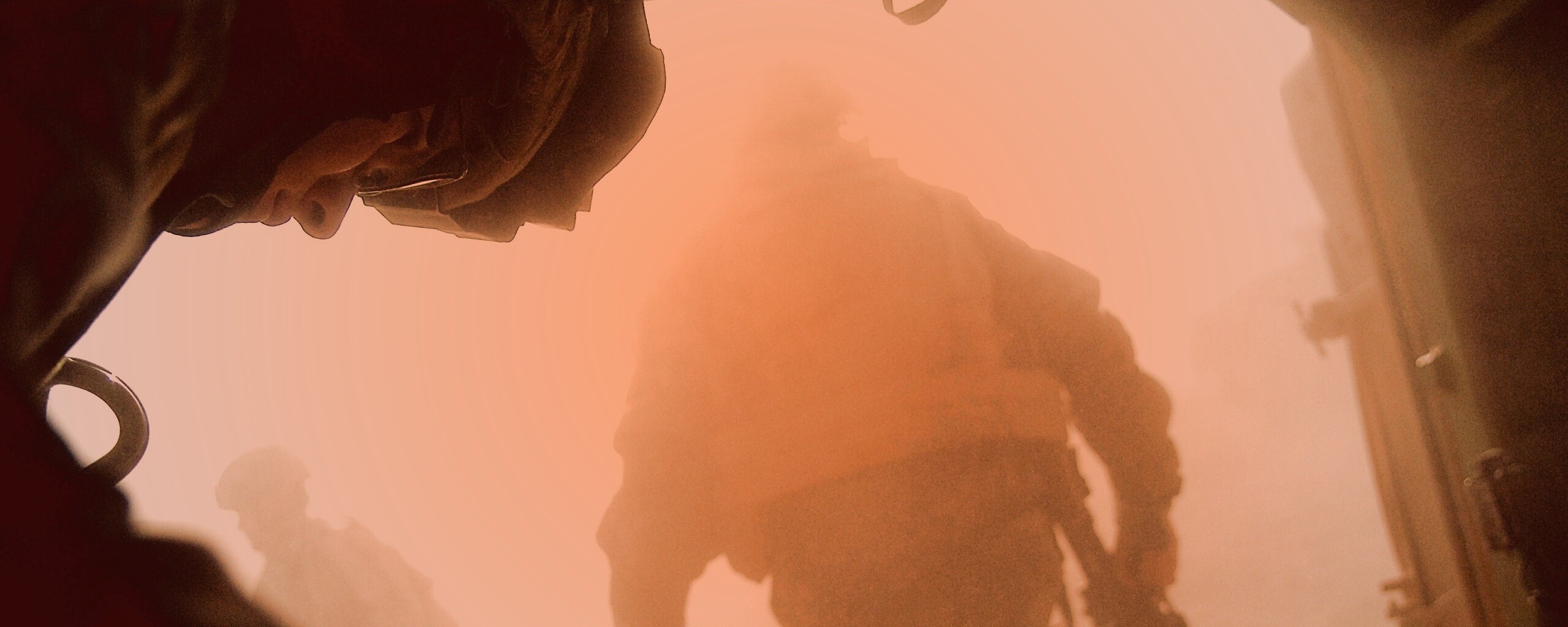 Солдаты выходят из броневика обои