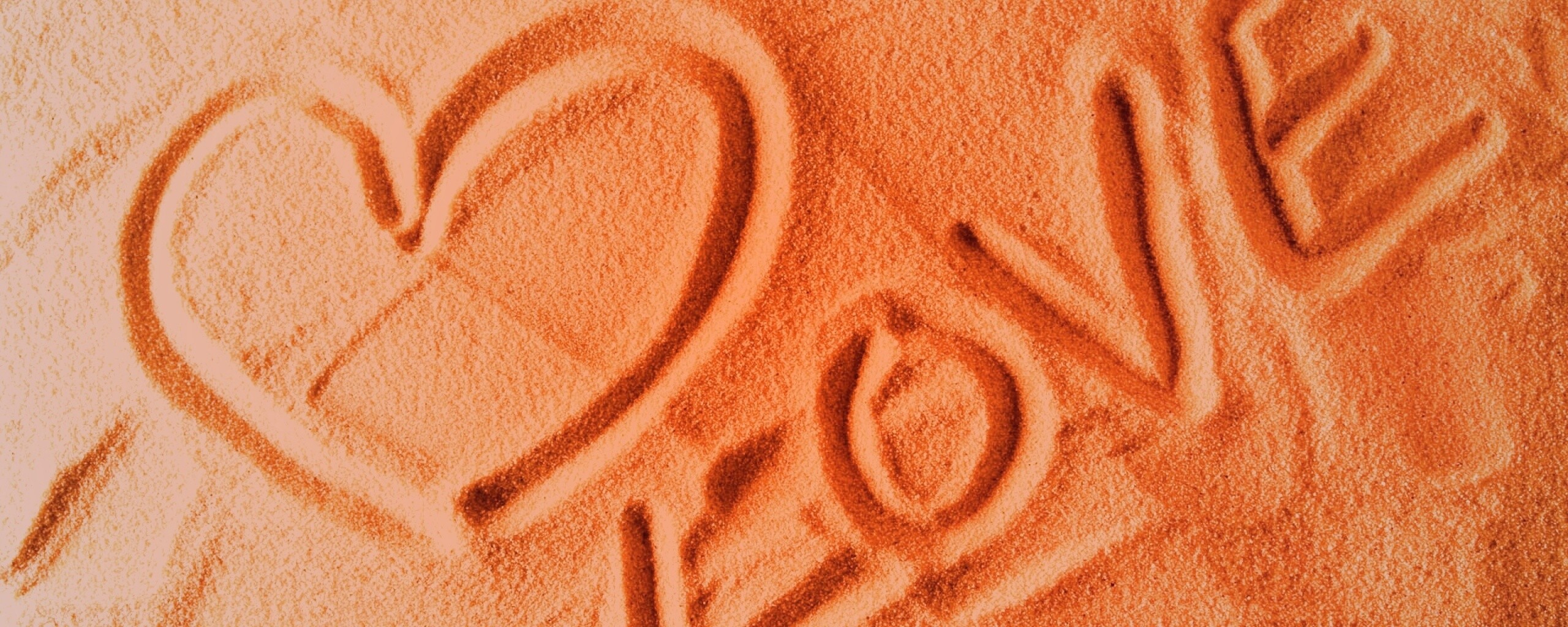 Любовь на песке обои