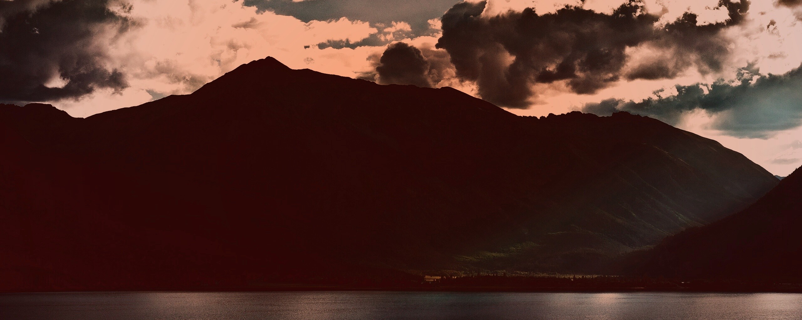 Свет на склонах гор обои