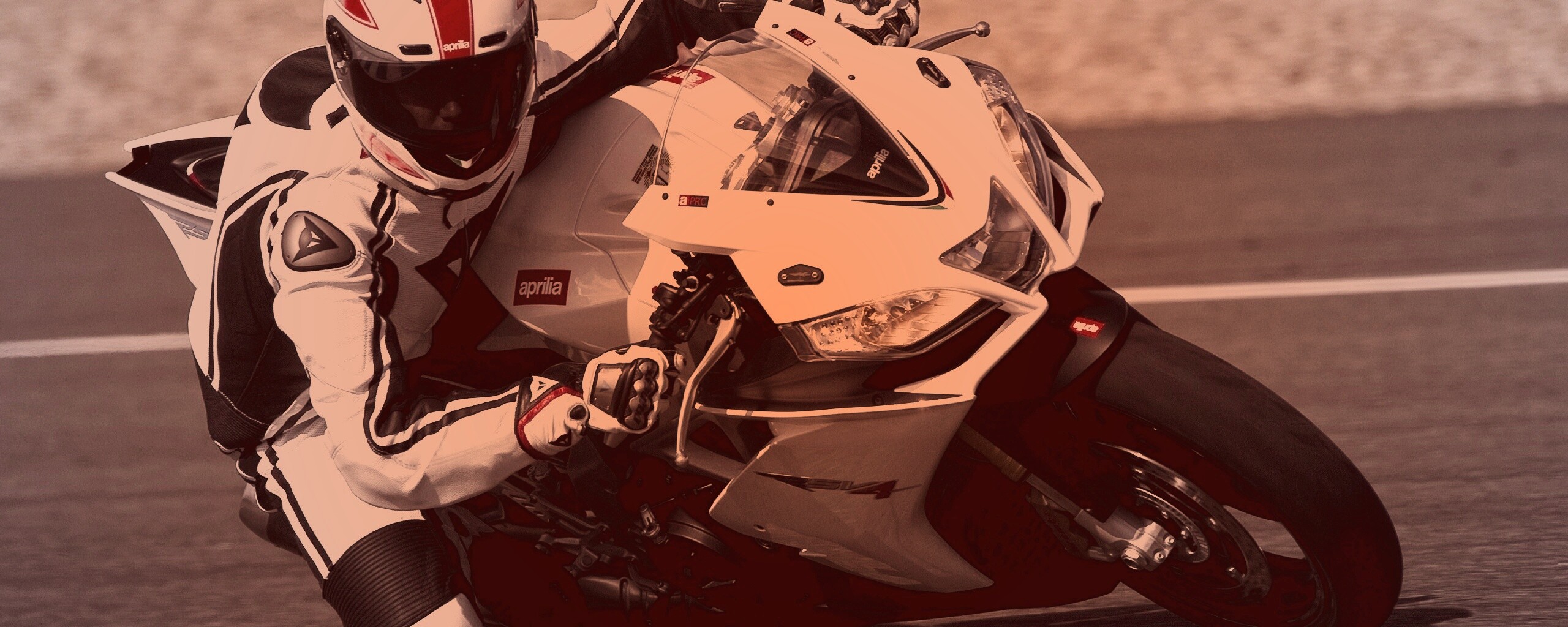 Байкер в белой экиперовкена Априлия РСВ4 обои