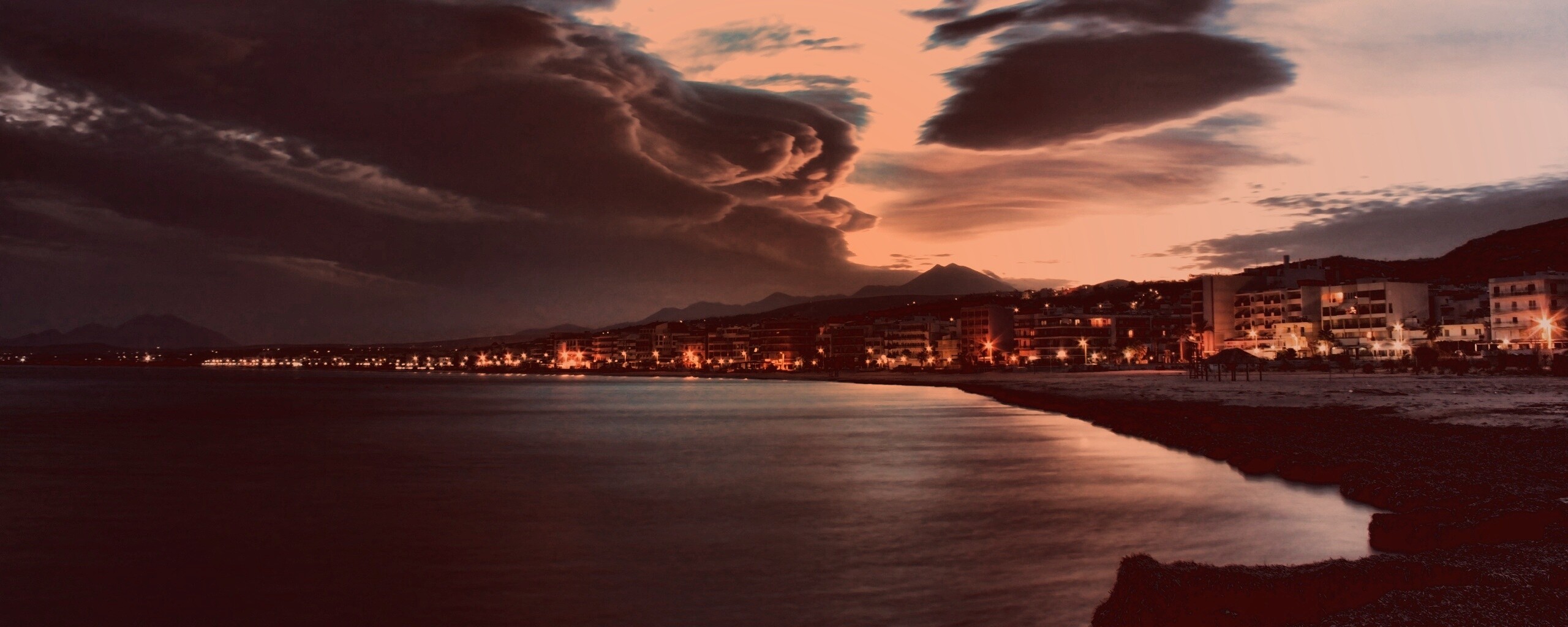 Красивый закат над городом у моря обои