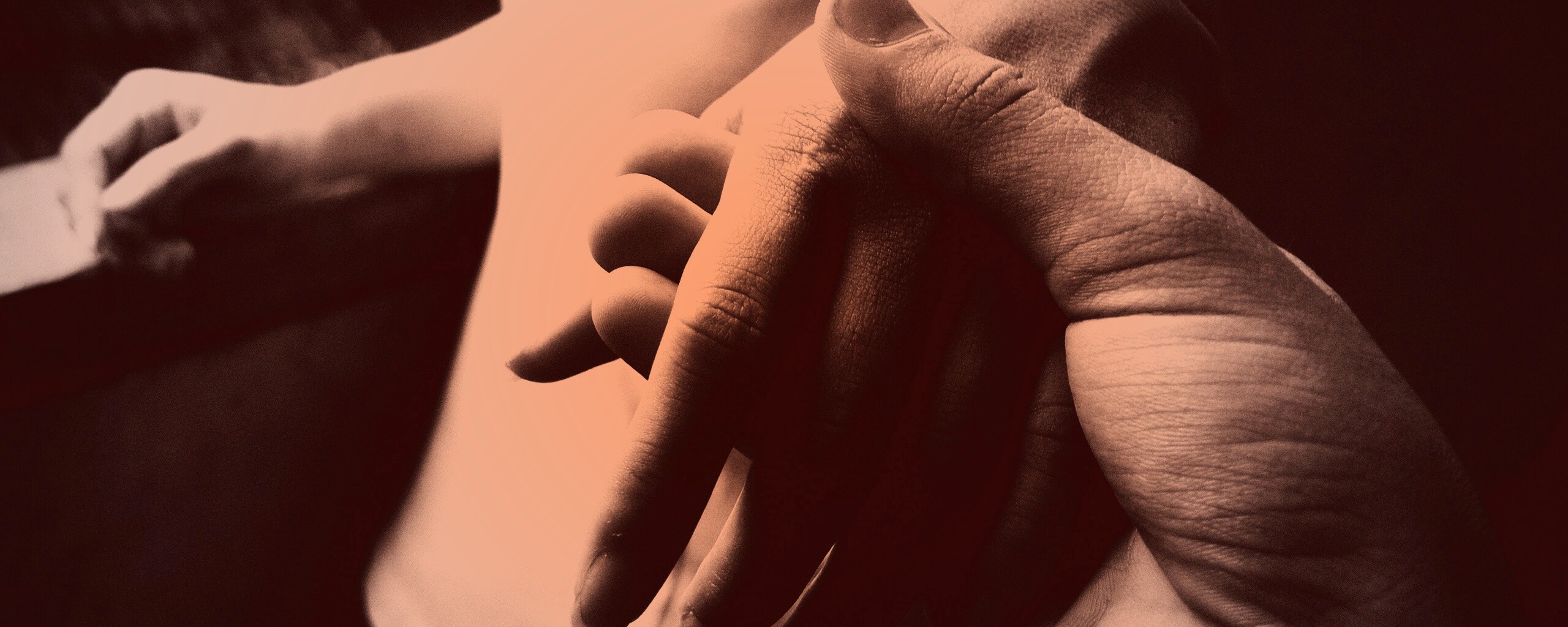 Прикосновение рук обои