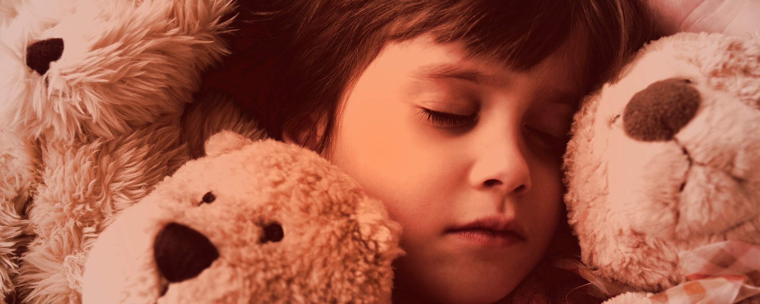 Девочка спит с мишками в обнимку обои