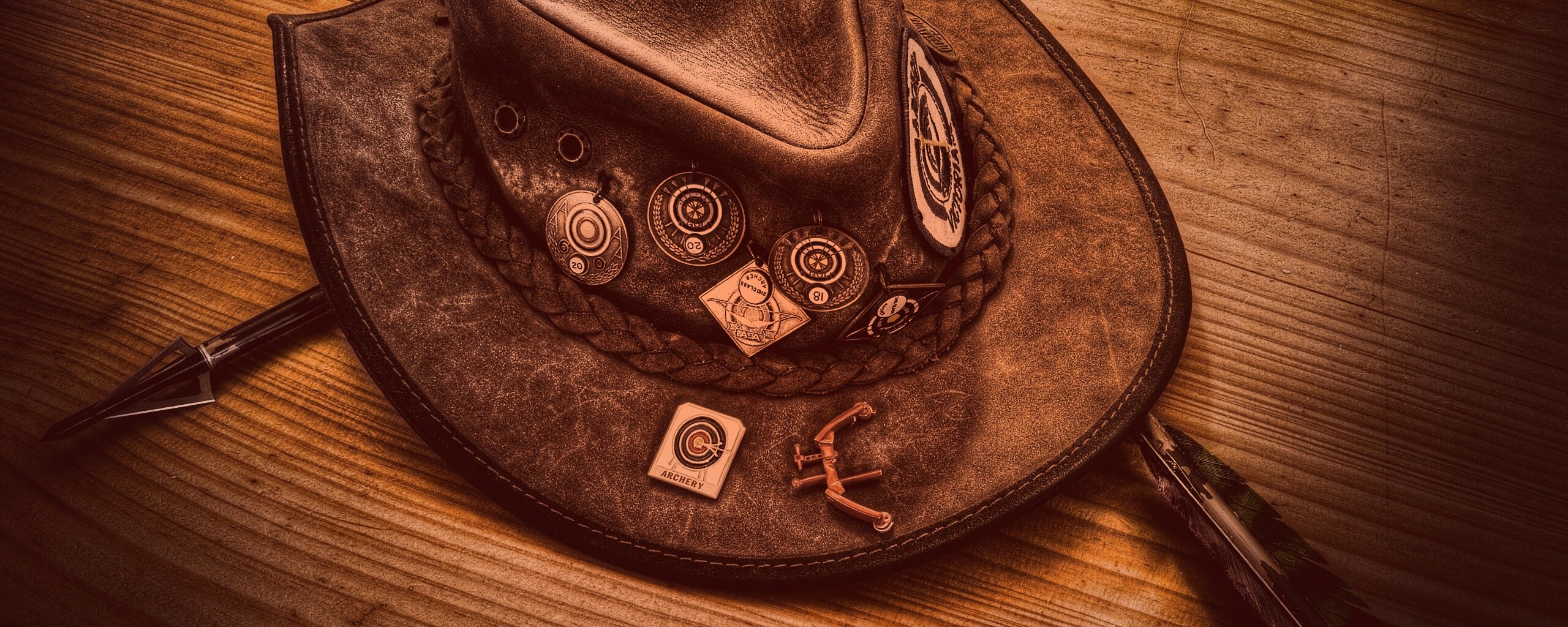 Шляпа и стрелы обои