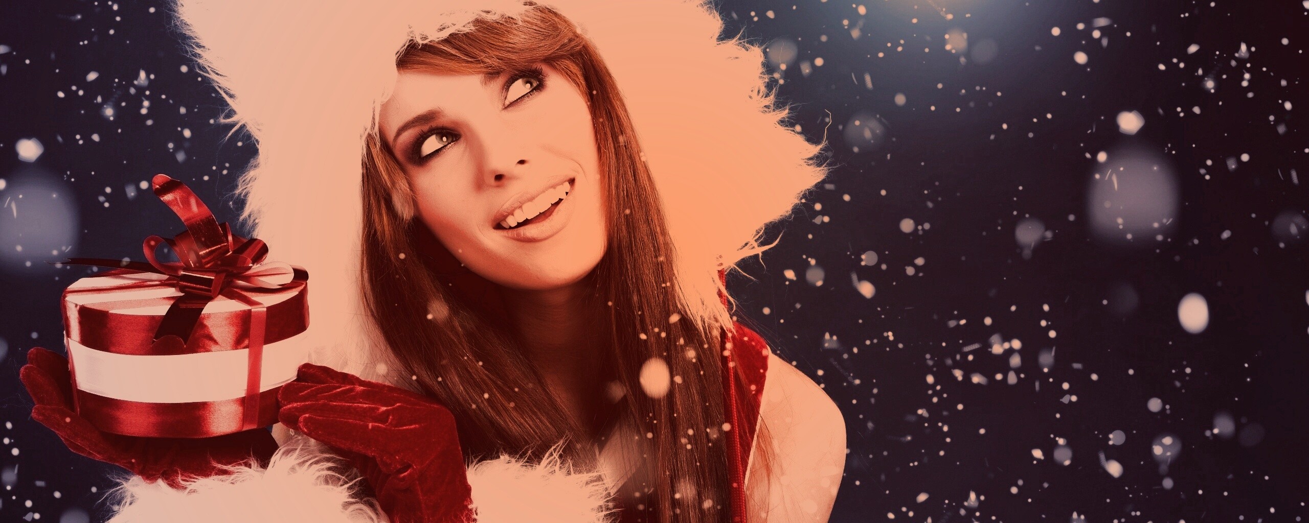 Девушка с новогодним подарком обои