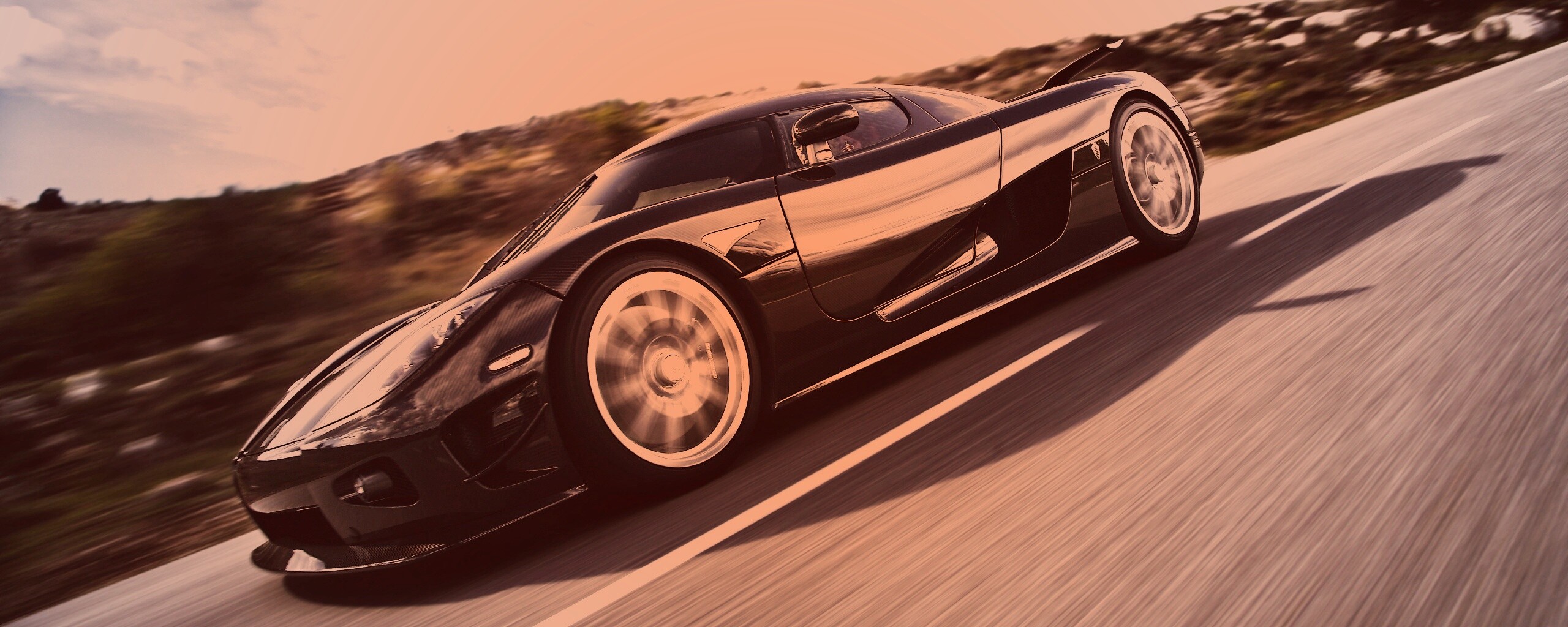 Автомобиль Koenigsegg мчится по трассе обои