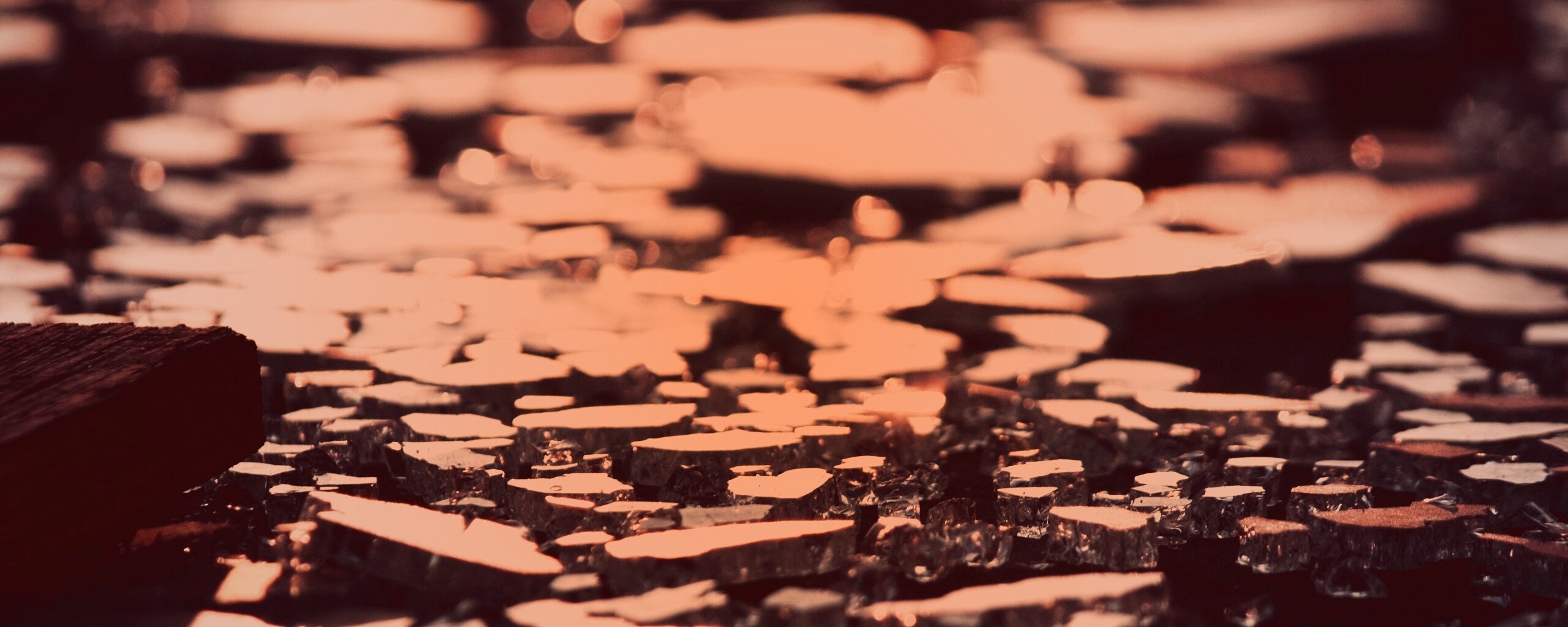 Битое стекло в лучах солнца обои