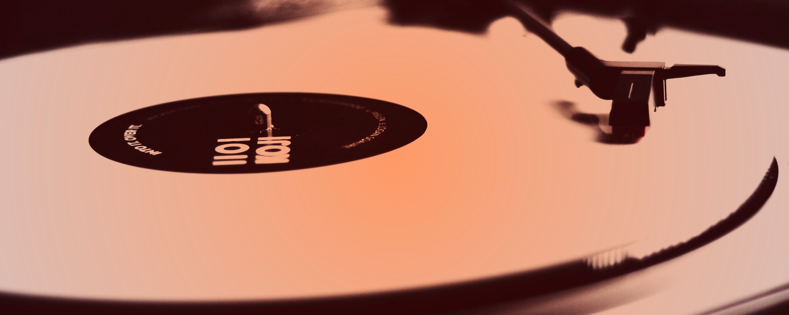 Пластинка на пульте диджея обои